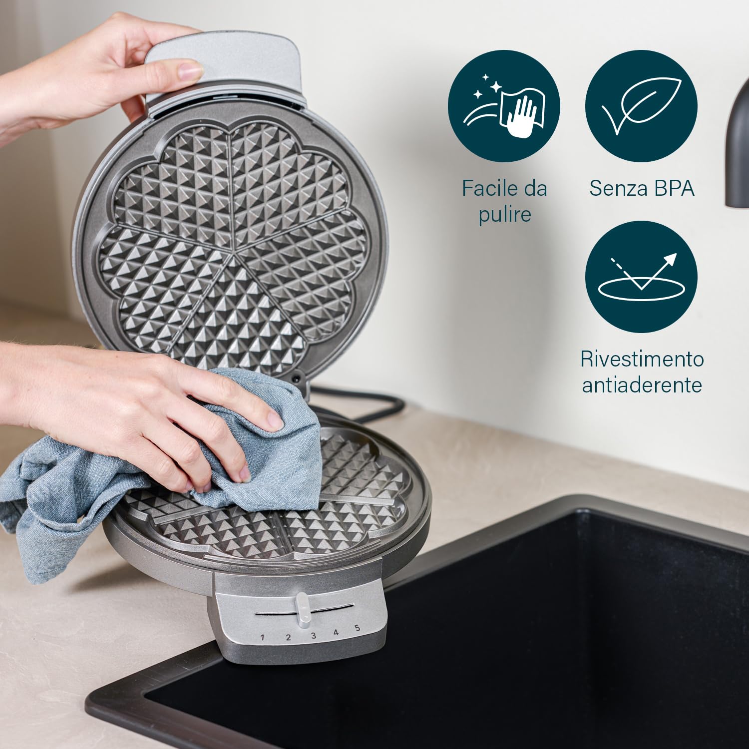 Princess 132380 Macchina per waffle a forma di cuore – Termostato regolabile, piastre antiaderenti, controllo uniforme della doratura, facile da pulire, ideale per waffle fatti in casa