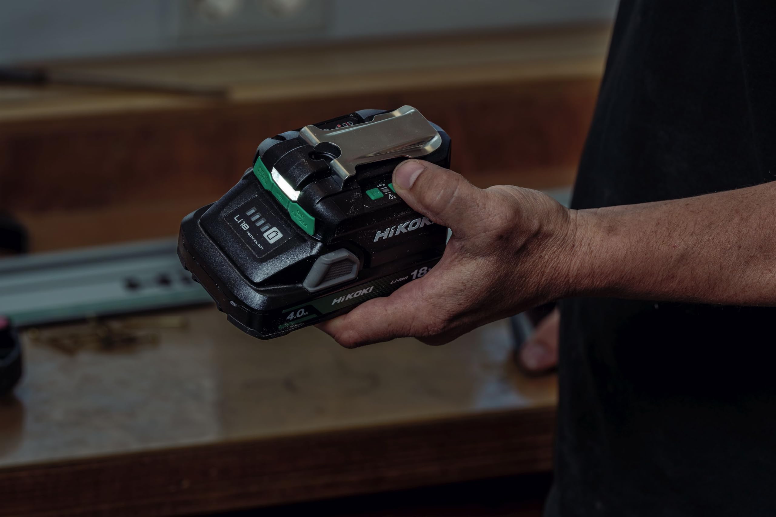 HiKOKI Cargador de batería UC18DAW4Z, cargador de batería de 18 V, 3,5 A | Función de banco de energía para smartphone y portátil, incluye adaptador de red y cable USB-C, peso ligero, 180 g