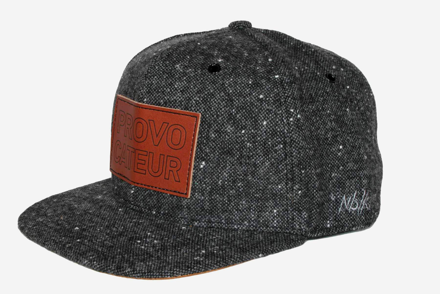 Nebelkind Snapback-Cap-Herren Damen, Flat Brim minimal Curve Kappe mit Patch, Provocateur, Einheitsgröße OneSize Größenverstellbar Unisex Basecap Streetwear Style Cap mit geradem Schirm