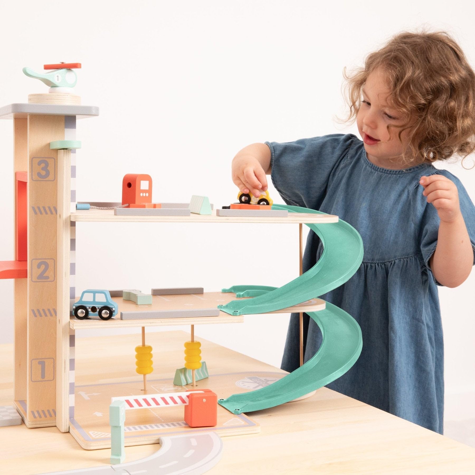 Owl & Fox Garage d'Auto da Gioco in Legno Tradizionale. Giocattoli di legno per ragazzi e ragazze dai 3 anni in su, gioco di ruolo interattivo e fantasioso, giocattolo di apprendimento Montessori