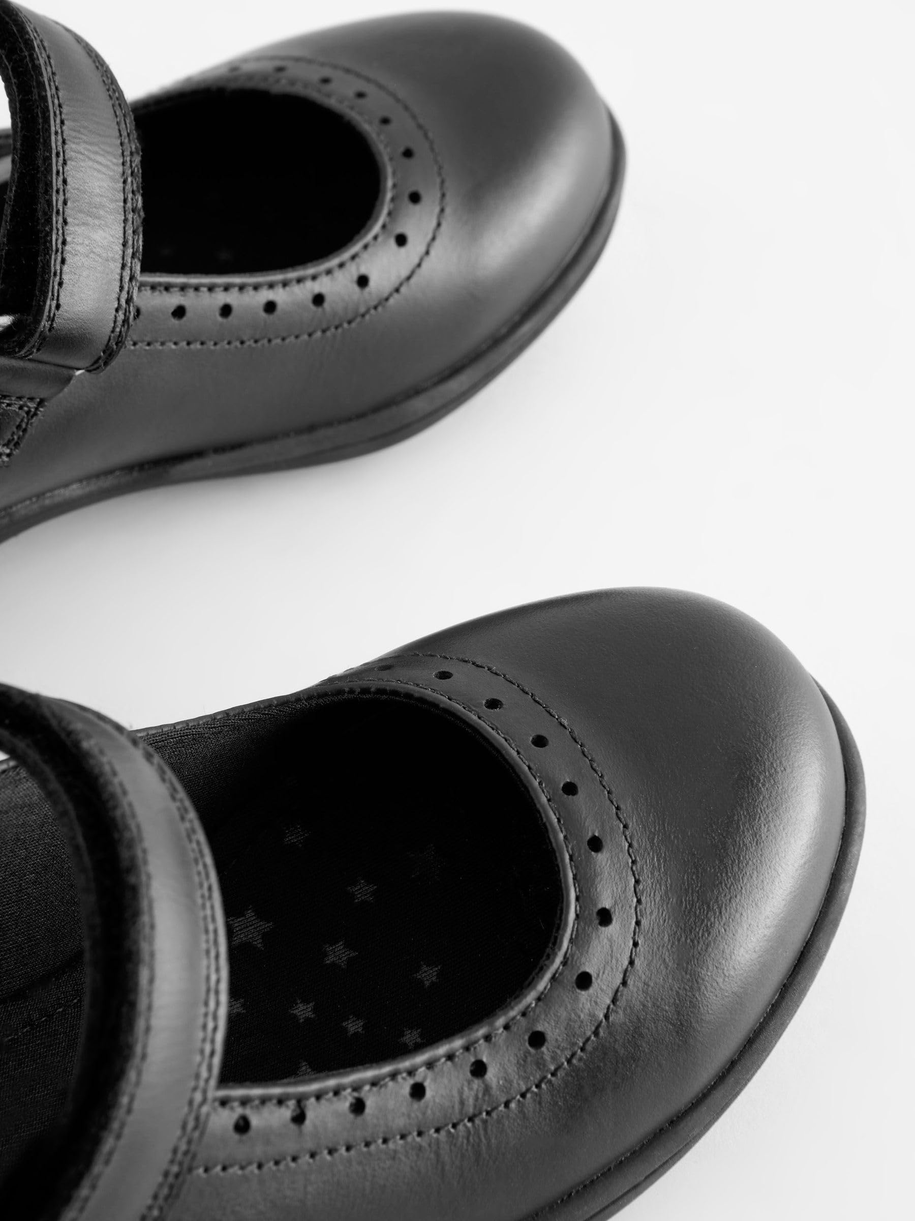 NEXT Mädchen Weite Passform (G) Mary-Jane-Lederschuhe mit Brogue-Detail für die Schule, Weite Passform