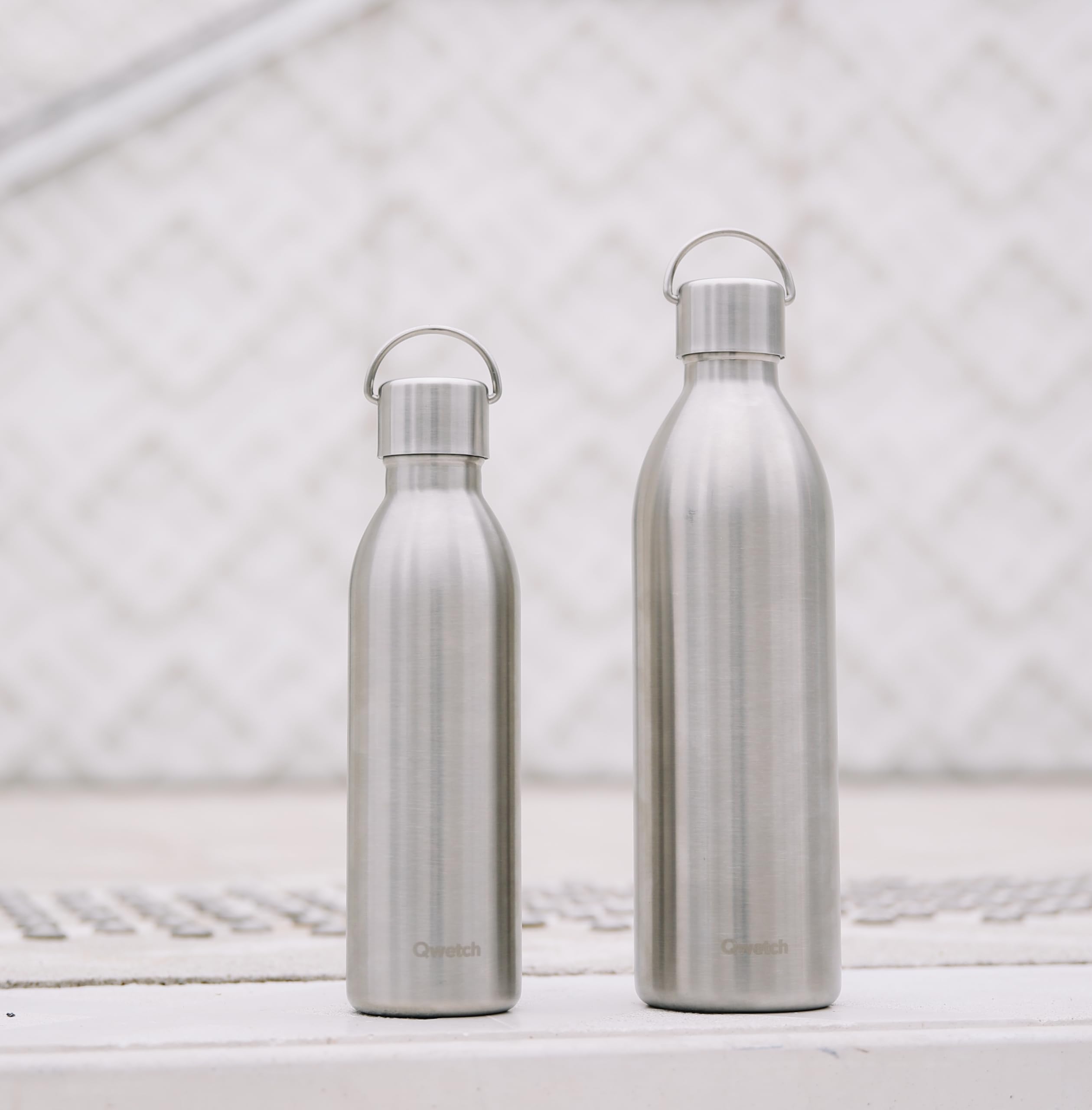 Qwetch - Trinkflasche 1L Edelstahl Active - Thermosflasche aus 90% recyceltem Inox - 24h Kalt & 12h Heiß - Isolierflasche, Auslaufsicher, BPA-frei & Kompakt