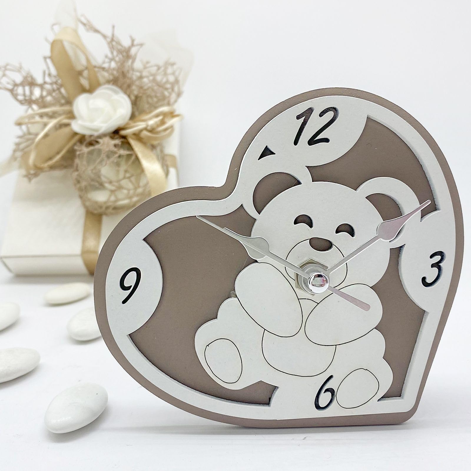 Doni Bomboniere Horloge en bois de table en forme de cœur avec ourson en deux couleurs, blanc et taupe. Bonbonnière baptême ou naissance pour garçon ou femme (10 pièces)