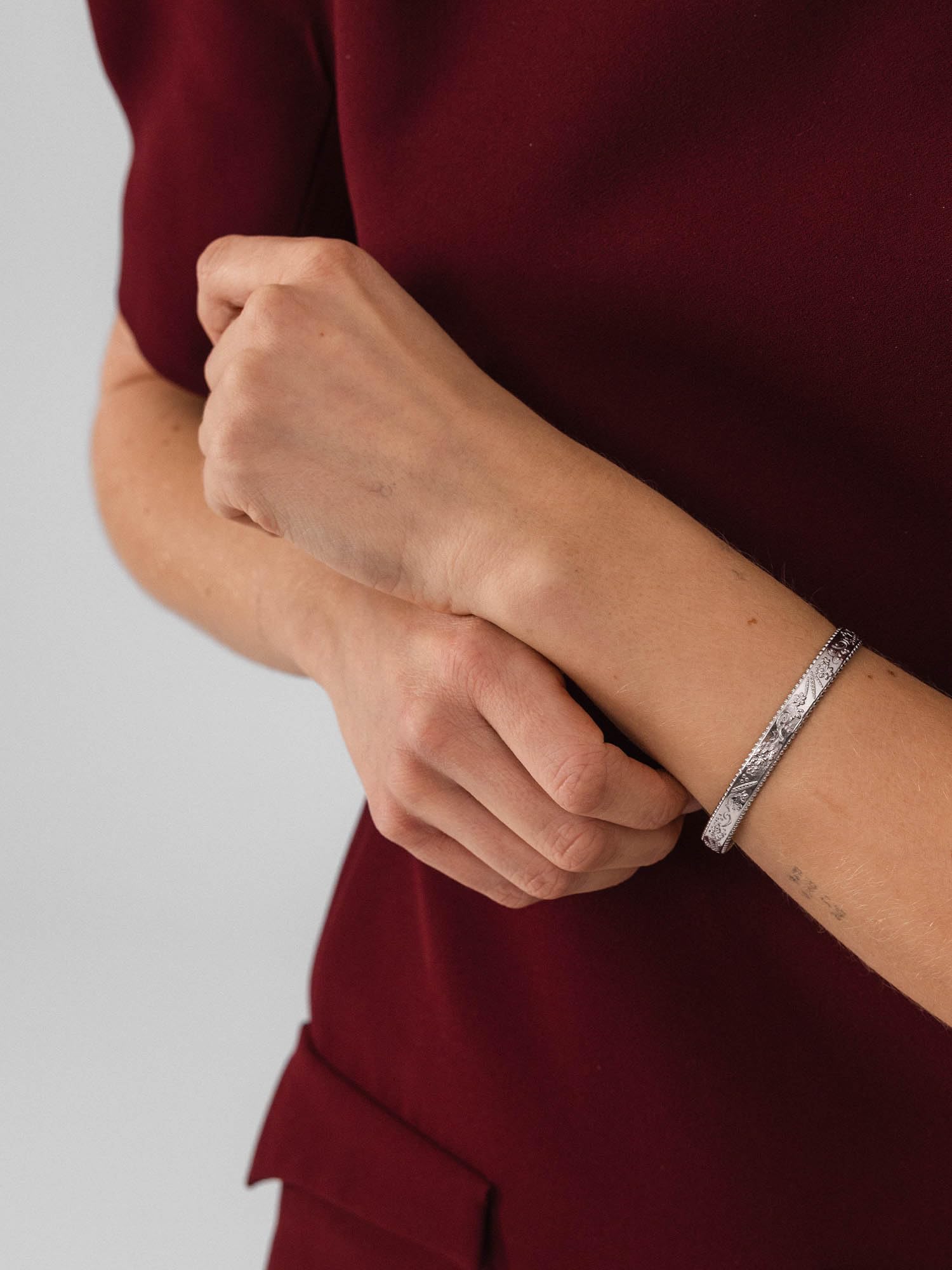 Purelei Vintage Love Armreif – wasserfest & verstellbar | Strukturierter Armreif mit Aloha-Muster aus Edelstahl & 14K/18K Vergoldung | Statement-Piece mit Vintage-Charme