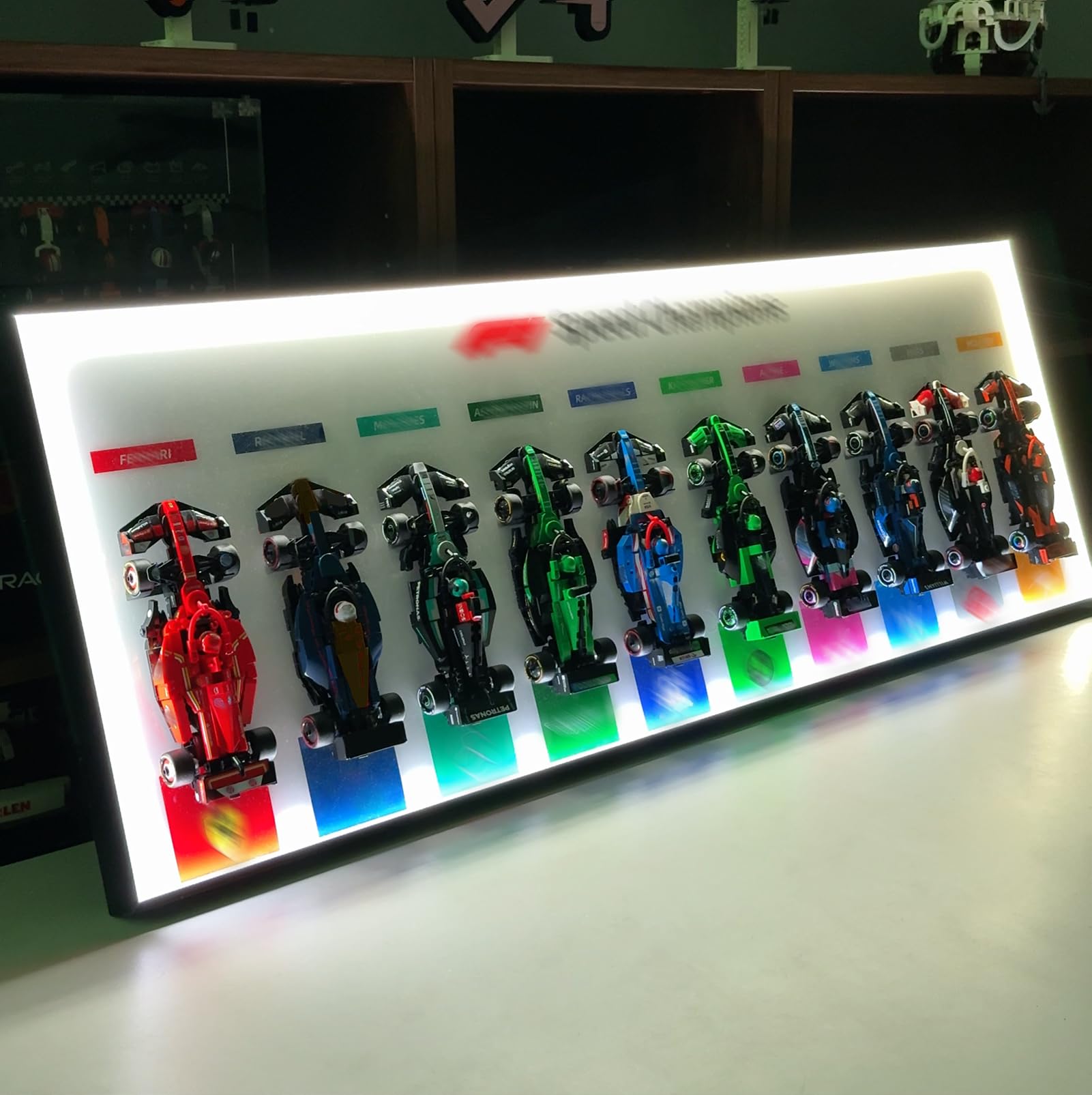 Wandhalterung Display Kompatibel mit Lego F1 Speed Champions77242-77251,Frame Wall Mount mit RGB LED-Leiste,Wandhalter Rahmen für Sammlung im Wohnzimmer, 110x40cm,Weiß (Kein Modell enthalten)