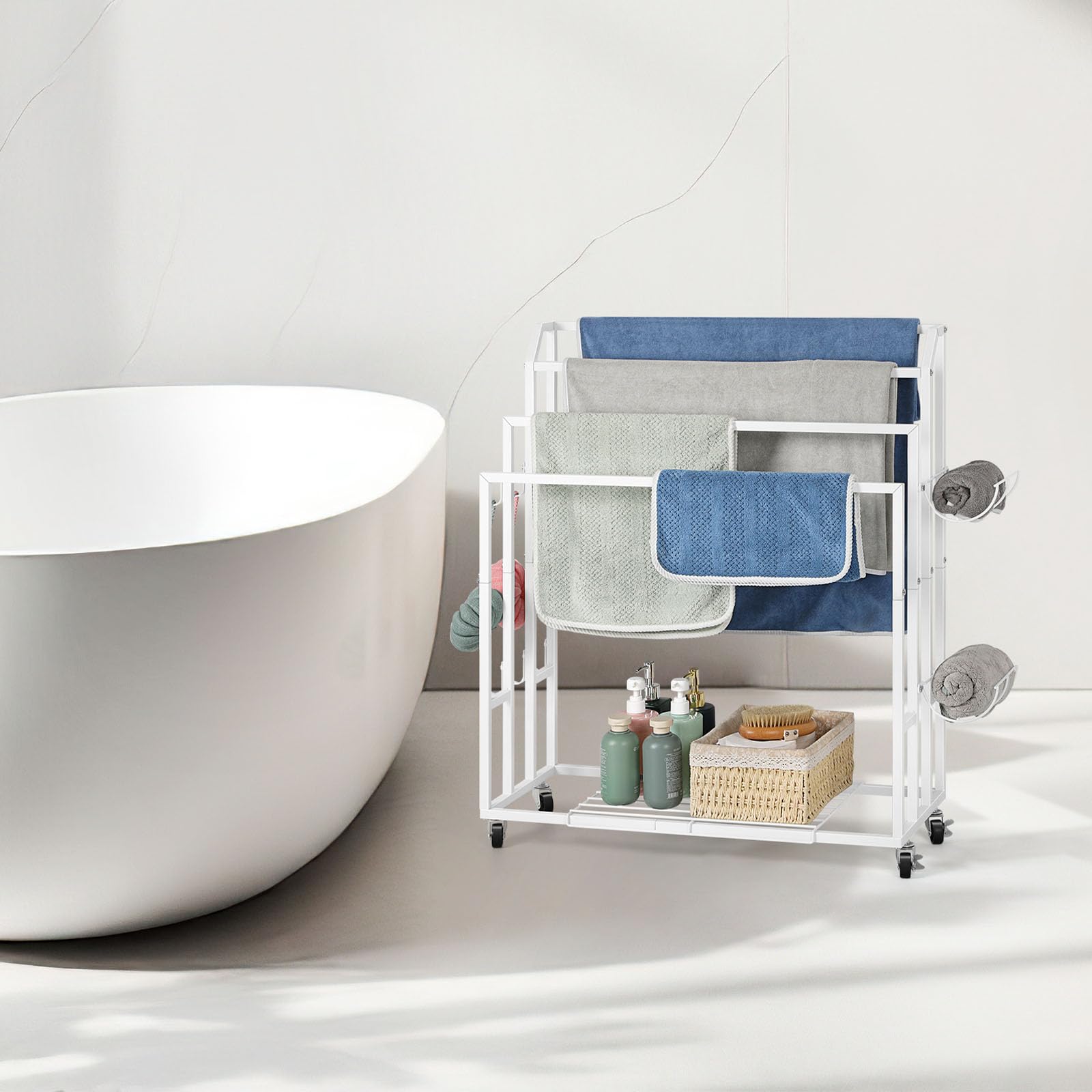 smusei Porte Serviette sur Pied à 4 Niveaux Porte Serviette Salle de Bain sur Pied avec Crochets Latéraux et Tablettes Porte-Serviettes de Salle de Bain pour Salles Bain Chambres Balcon (Blanc)