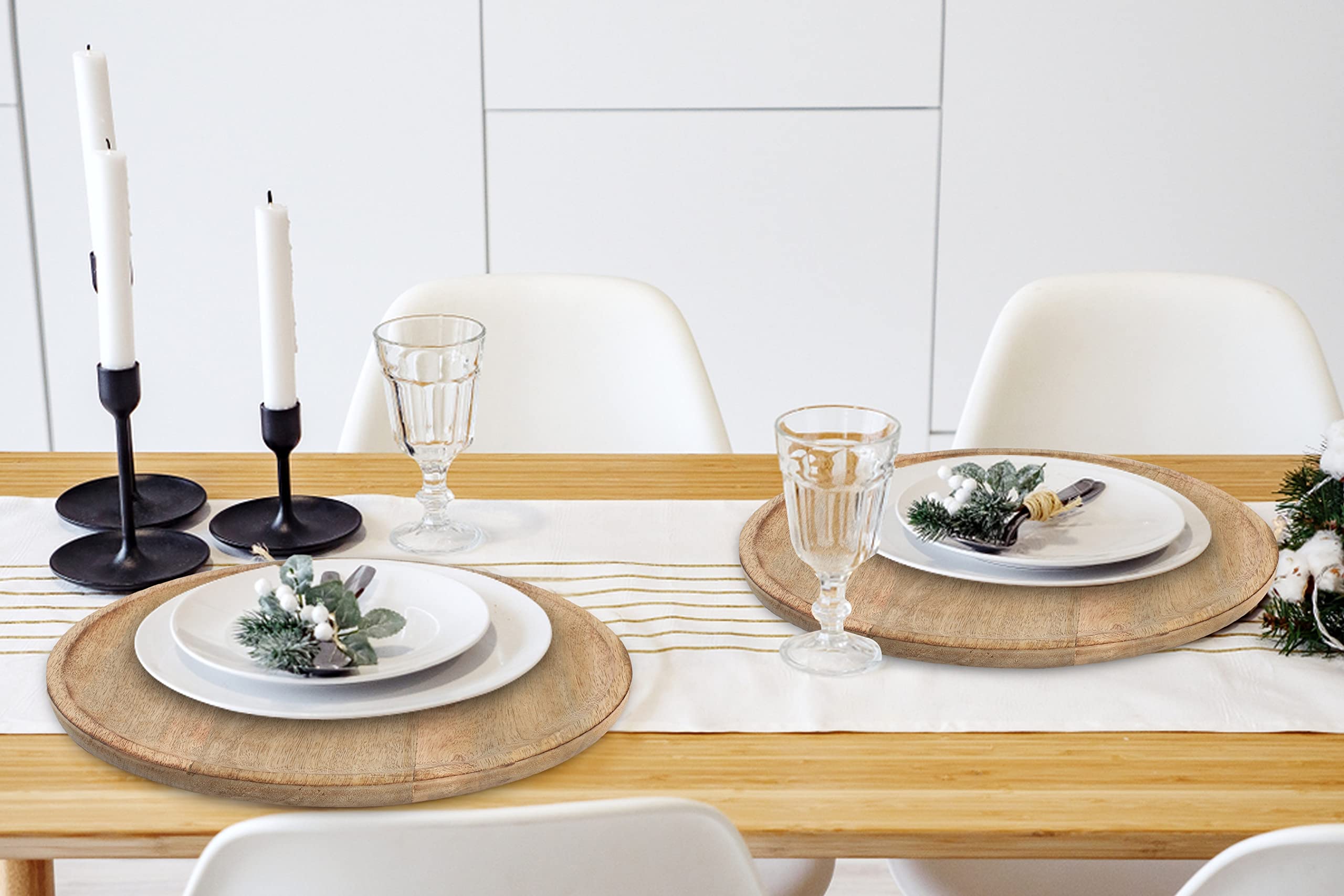 Round Table Using Chargers Wood chargers wedding | Beachweddingtips.com