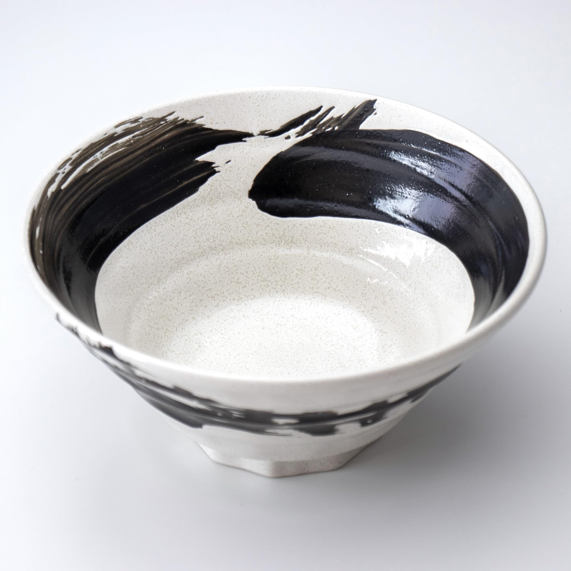 SASUGA Handgefertigte Japanische Keramikschale für Ramen & Udon - Pinsel Strich Nudel-Schale aus Mino-Yaki Porzellan, Weiß