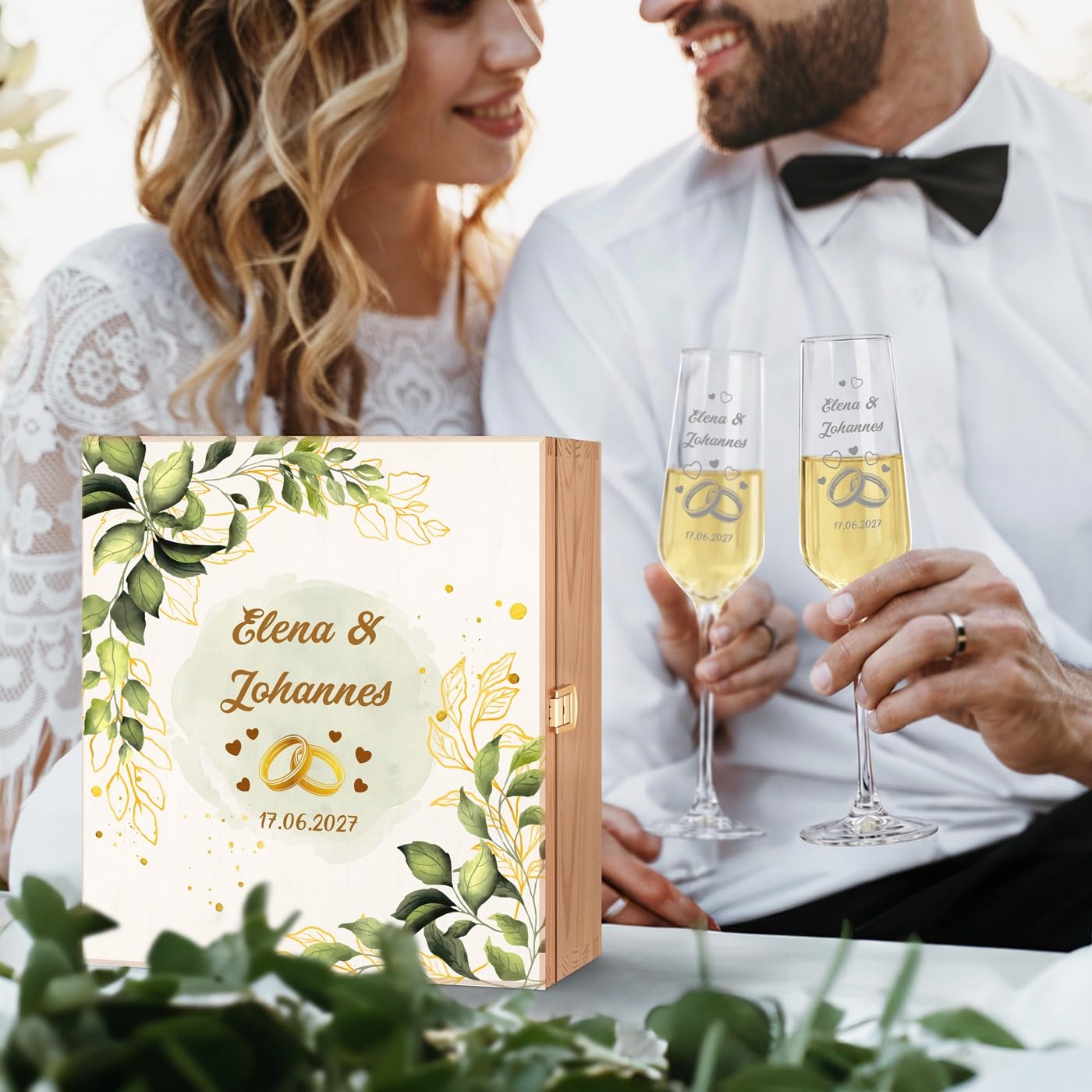 Maverton 2 Sektgläser mit Gravur in Holzkiste - Champagner Gläser 220ml - personalisierte Geschenke für Paar - Hochzeitsgeschenke für Brautpaar - Geschenk Hochzeit