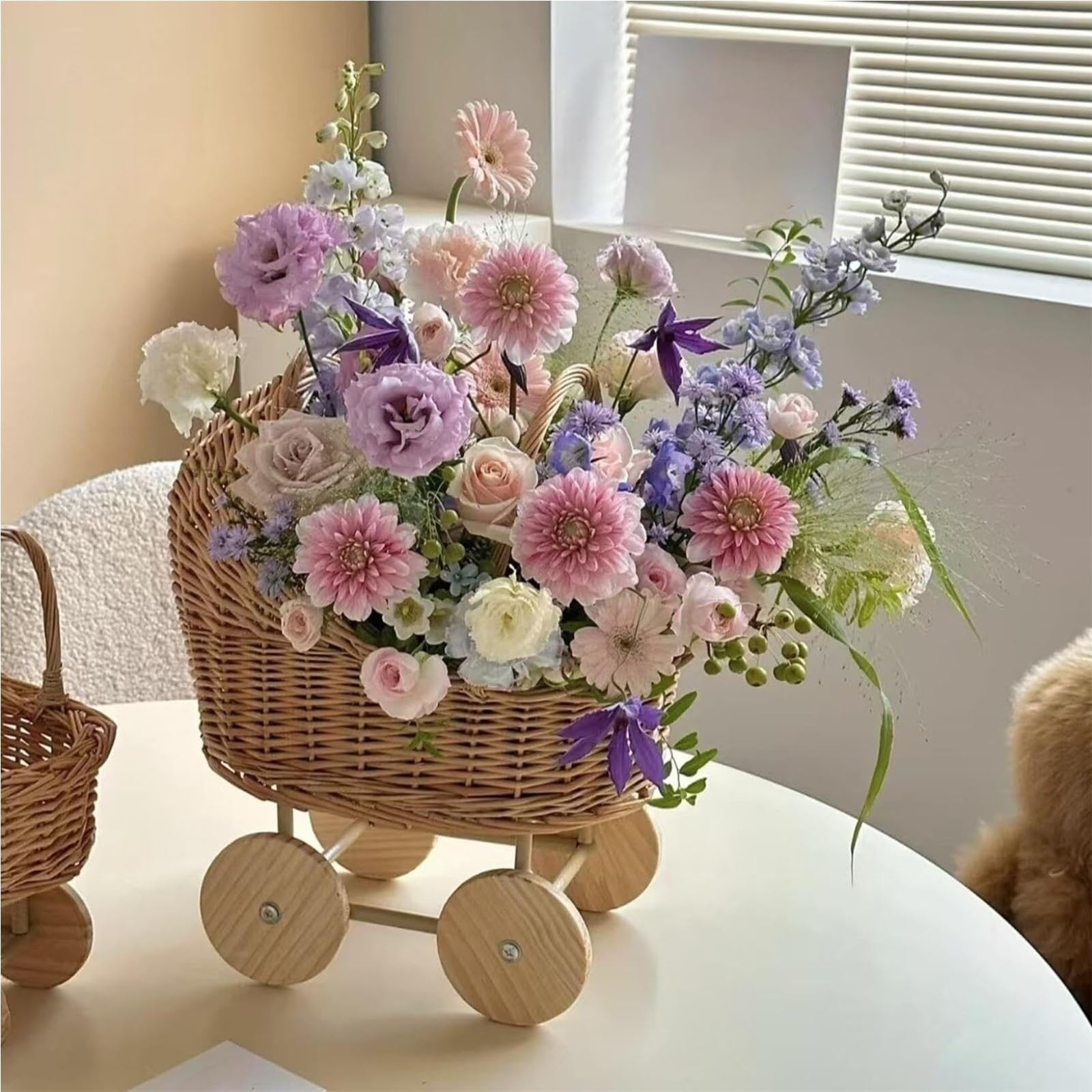 Blumenkorb in Kinderwagenform aus geflochtenem Rattan mit Griff, Blumenhalter for Picknicks, vielseitiger Trolley, dekorativer Süßigkeitenkorb for Hochzeiten, Partys und Blumenarrangements(Smaller)