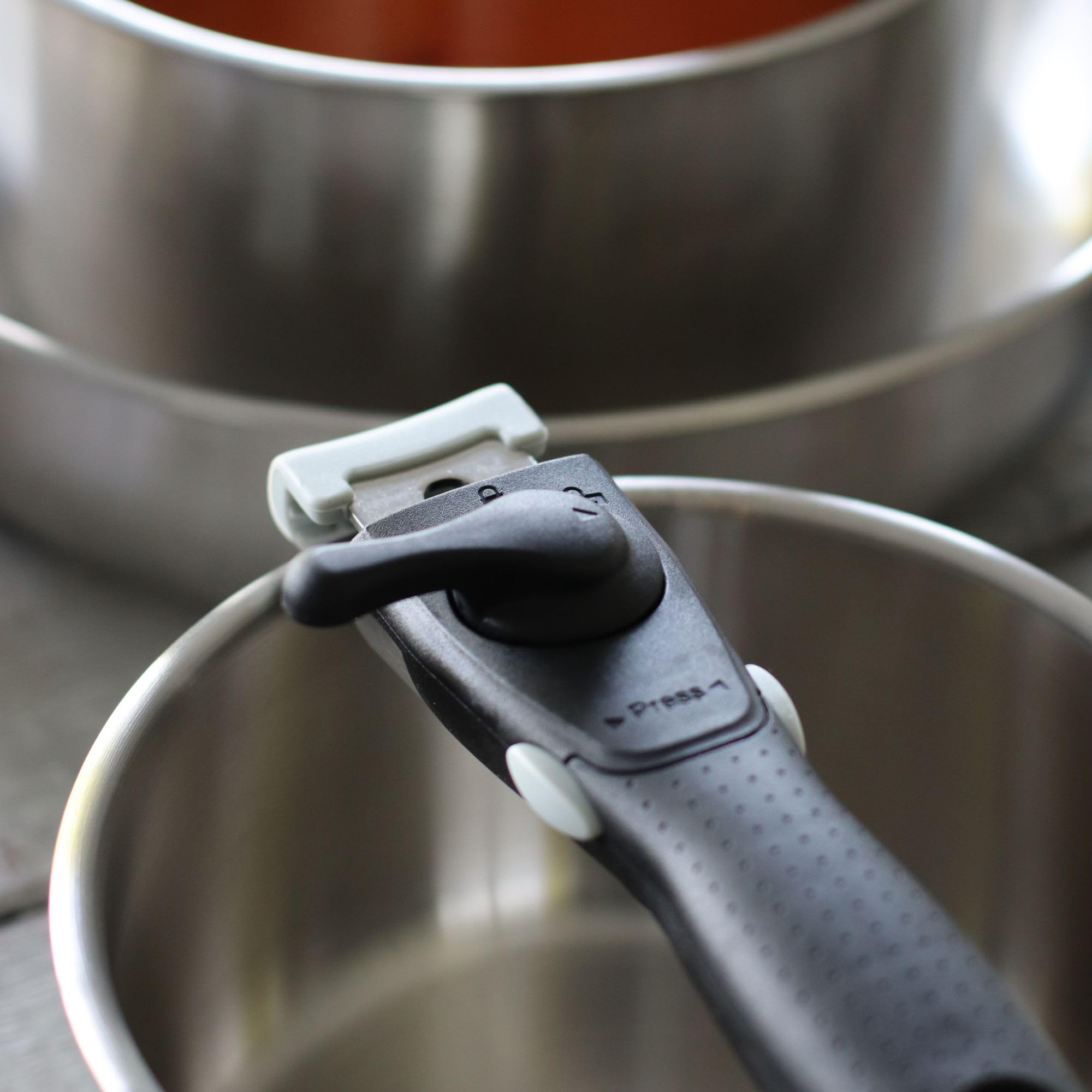 MENASTYL - Lot de 3 casseroles inox 18/10 amovibles Iris Inox sans PFAS - Tous feux dont induction, four, réfrigérateur et lave-vaisselle - Empilables et résistantes - Poignée double sécurité