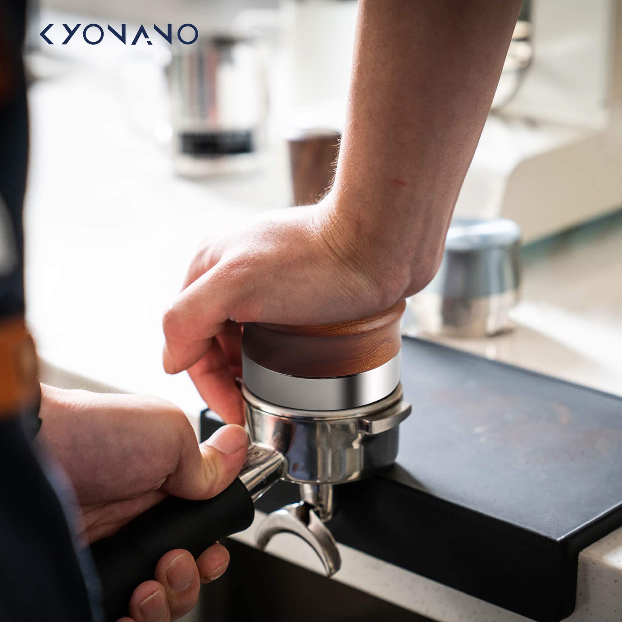 KYONANO Distributore caffè 51 mm, strumento di compensazione espresso, distribuisce uniformemente la polvere di caffè sul tamper, strumento barista, realizzato in legno Huanghua, altezza regolabile da