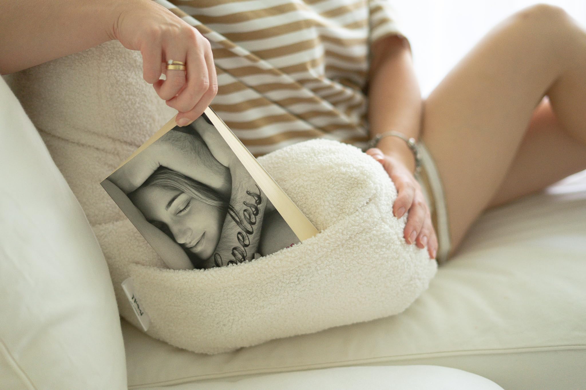 Flumi Rückenlehnenkissen mit Armlehnen zum Lesen Fernsehen oder Entspannen, Lesekissen für Bett und Sofa mit Waschbar Bezug Bettauflage Foam Füllung, Rückenstütze mit Tragegriff (Boucle Beige)