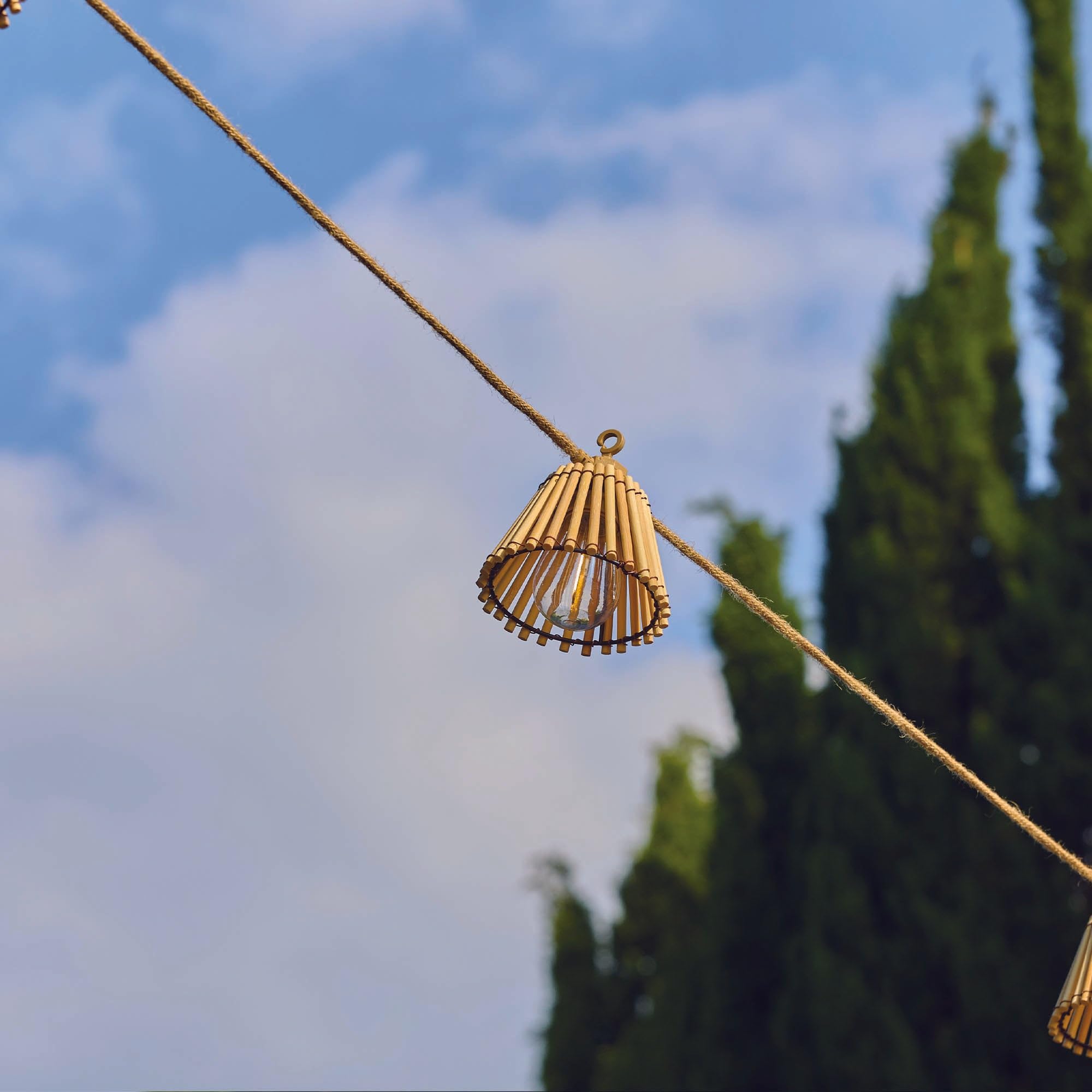 Zewnętrzny łańcuch świetlny 10 naturalnych abażurów z bambusa NATURA LIGHT HYBRID LED, ciepła biel, 8 m solarna i sieciowa