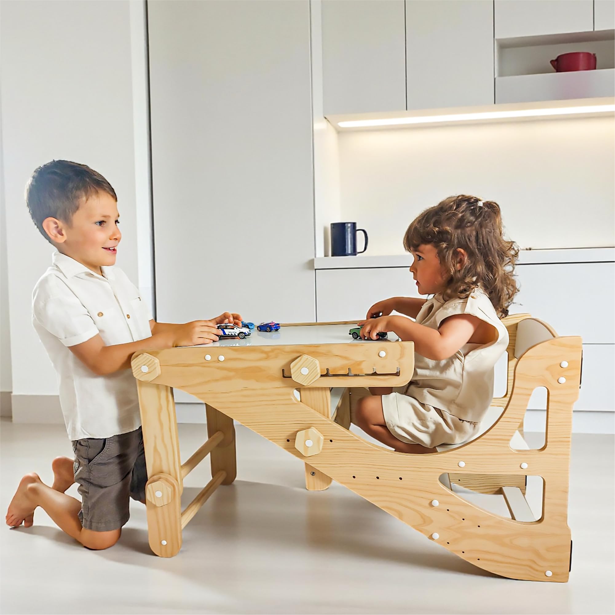 Torre Montessori 4 en 1 para niños – Torre de Aprendizaje, Mesa con Silla, Pizarra Infantil y Silla Evolutiva Ajustable – Madera Segura, 2 a 9 años (Pino)