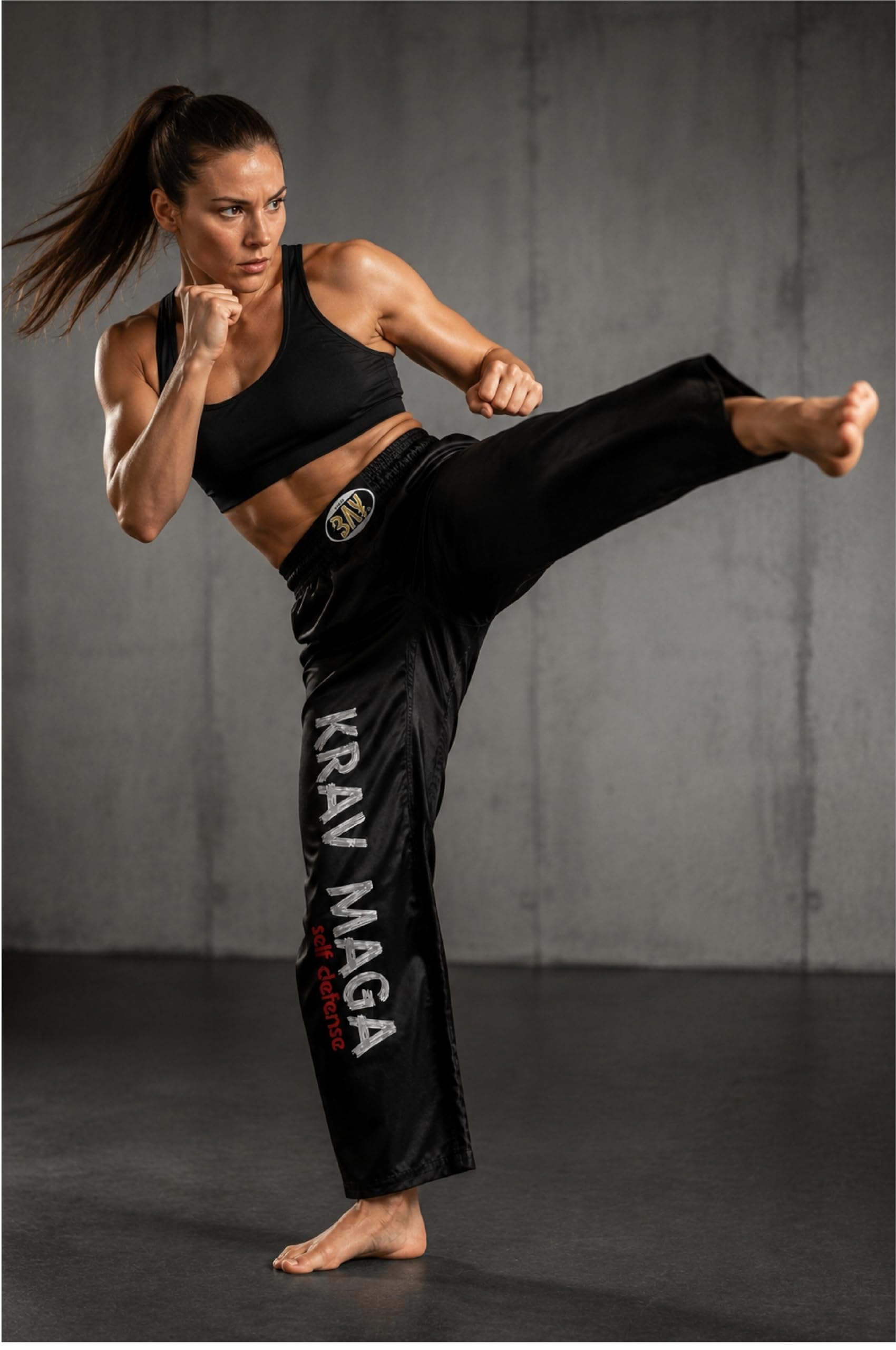 BAY Krav MAGA Satin Kampfsporthose Trainingshose Polyester Schwarz lang mit gesticktem Schriftzug am rechten Hosenbein Erwachsene Damen Herren Kinder Mädchen Jungen Größen 4XS - XXL