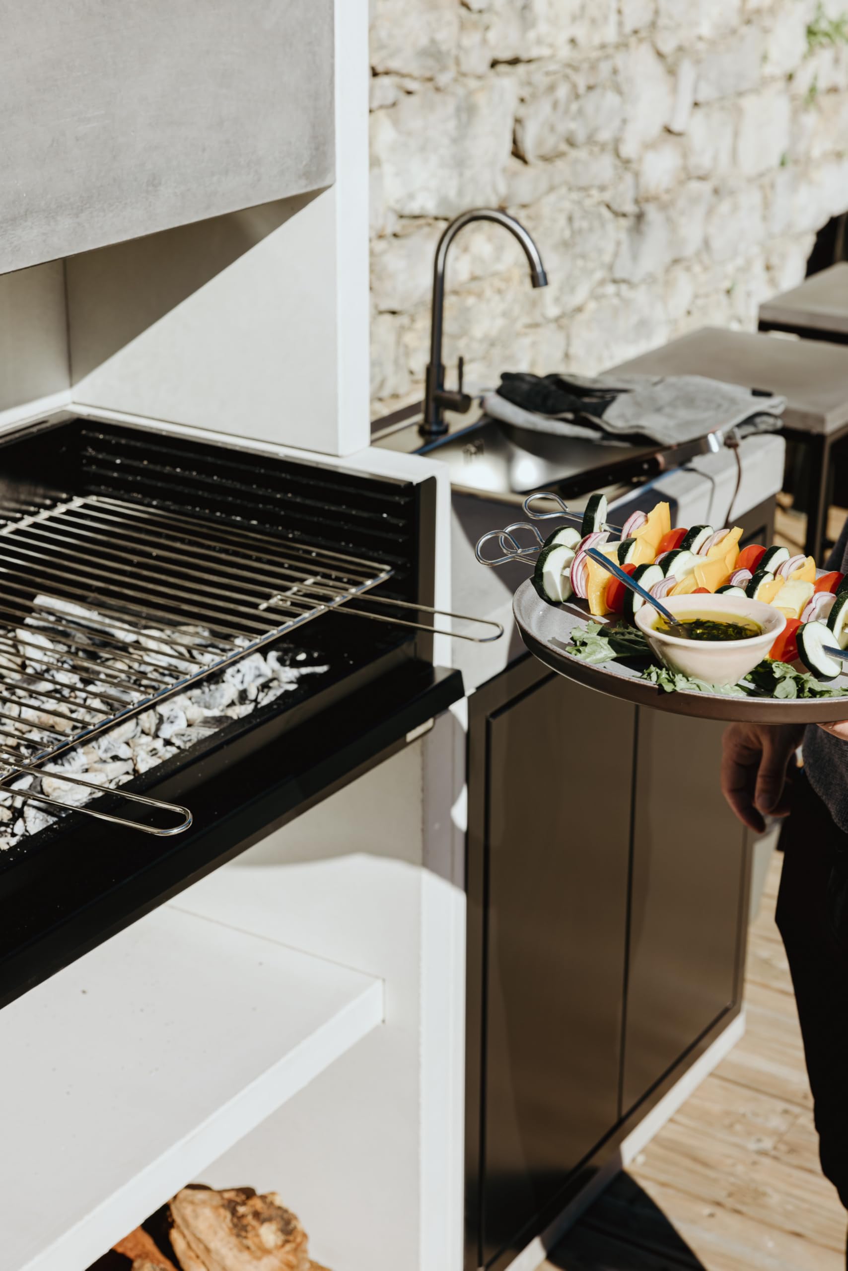 MAESTRO FERRETERO TUOZI - Pack 8 – Cocina DE Exterior VENIT Flex Plus HOTTE – Barbacoa Modular con Parrilla de Acero, Fregadero y Superficie de Trabajo (215 x 47 x 185 cm)