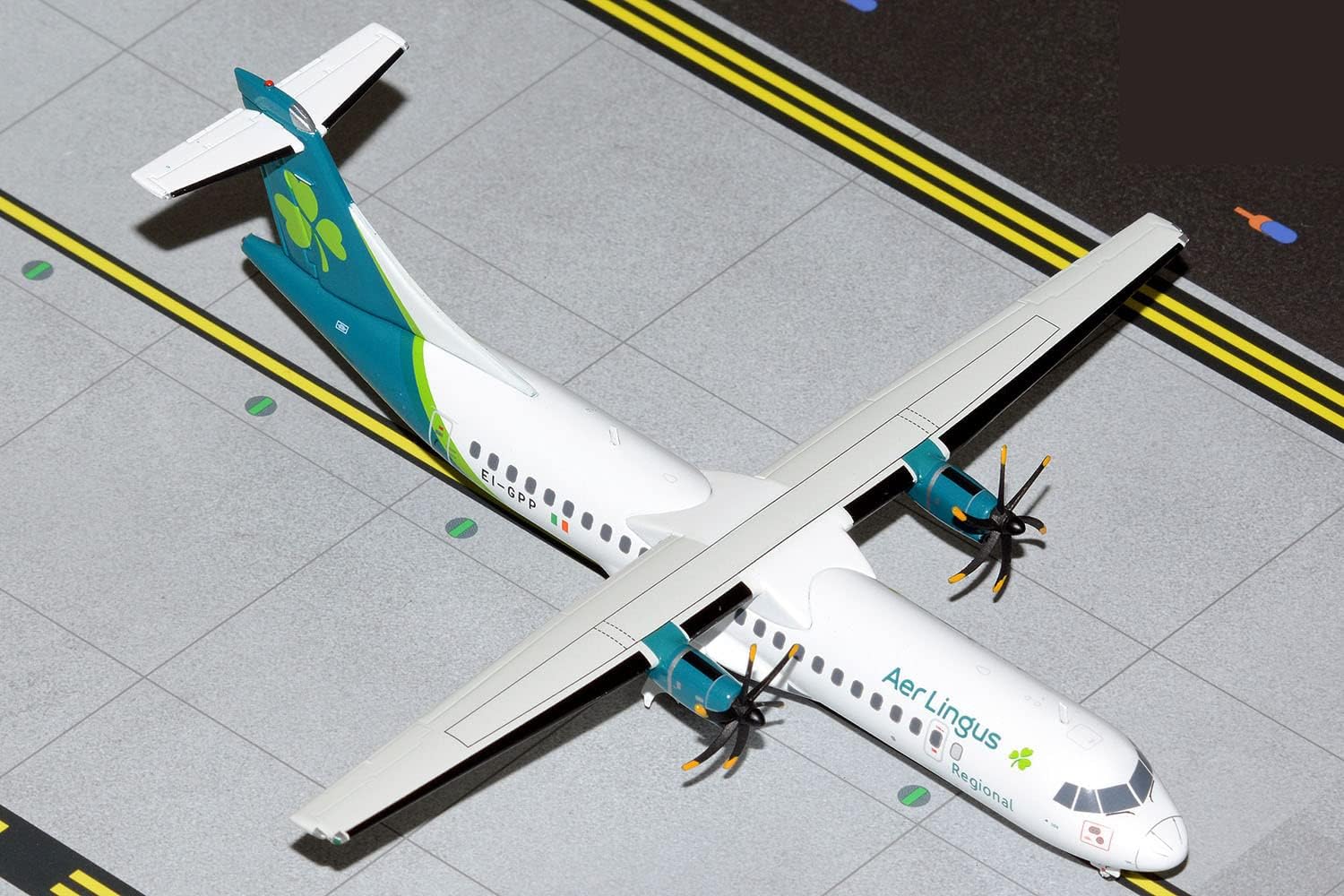Maquette Avion ATR 72-600 Aer Lingus EI-GPN 1:100 – Modèle Pré-monté 27 Cm, Socle Inclus, En Plastique, Dès 14 Ans