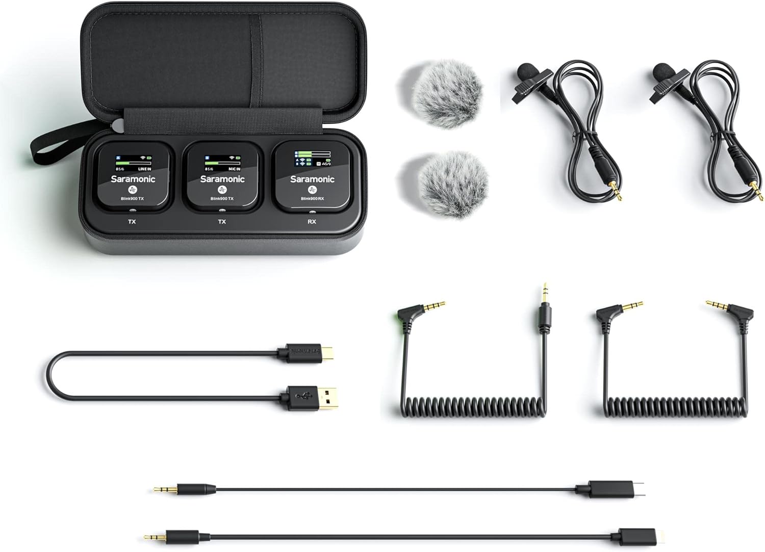 Saramonic Blink 900 B2 trådløst mikrofonsystemkomponenter i opladningsetui med kabler og lavalierer.