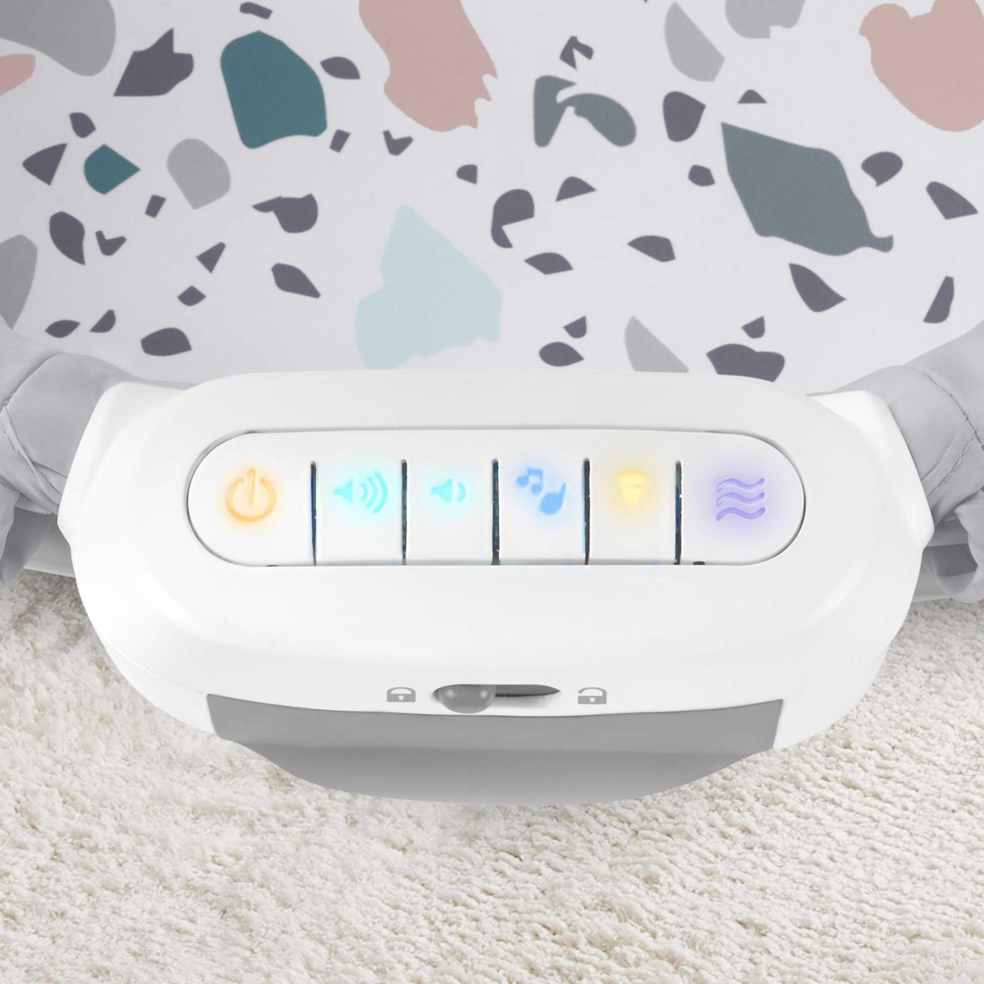 Fisher-Price Składane łóżeczko „Spokojne sny” z projekcją i daszkiem oraz pastelowym wzorem kamienistej plaży, przenośne łóżeczko z projekcją świetlną dla noworodków i niemowląt, GWD36