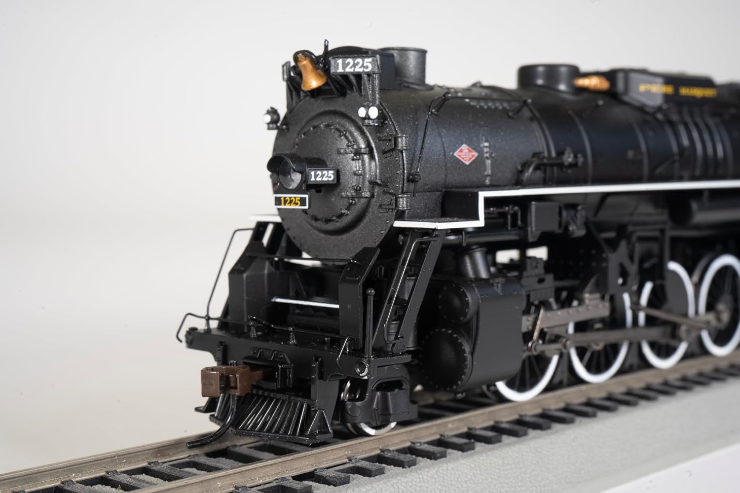 Bachmann 2-8-4 Berkshire Steam Locomotive & Tender -- DCC Sound Value Equipped PERE MARQUETTE #1225 - HO Scale