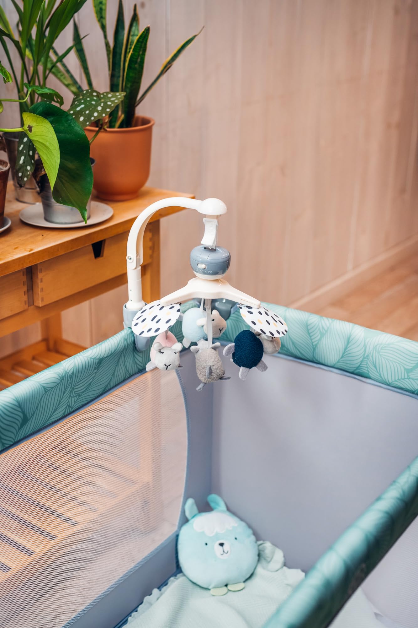 MoMi KIKI giostra mobile per bambini con 4 giochi sensoriali, montaggio rapido, 5 melodie + rumore bianco, per neonati e bambini da 0 a 5 mesi