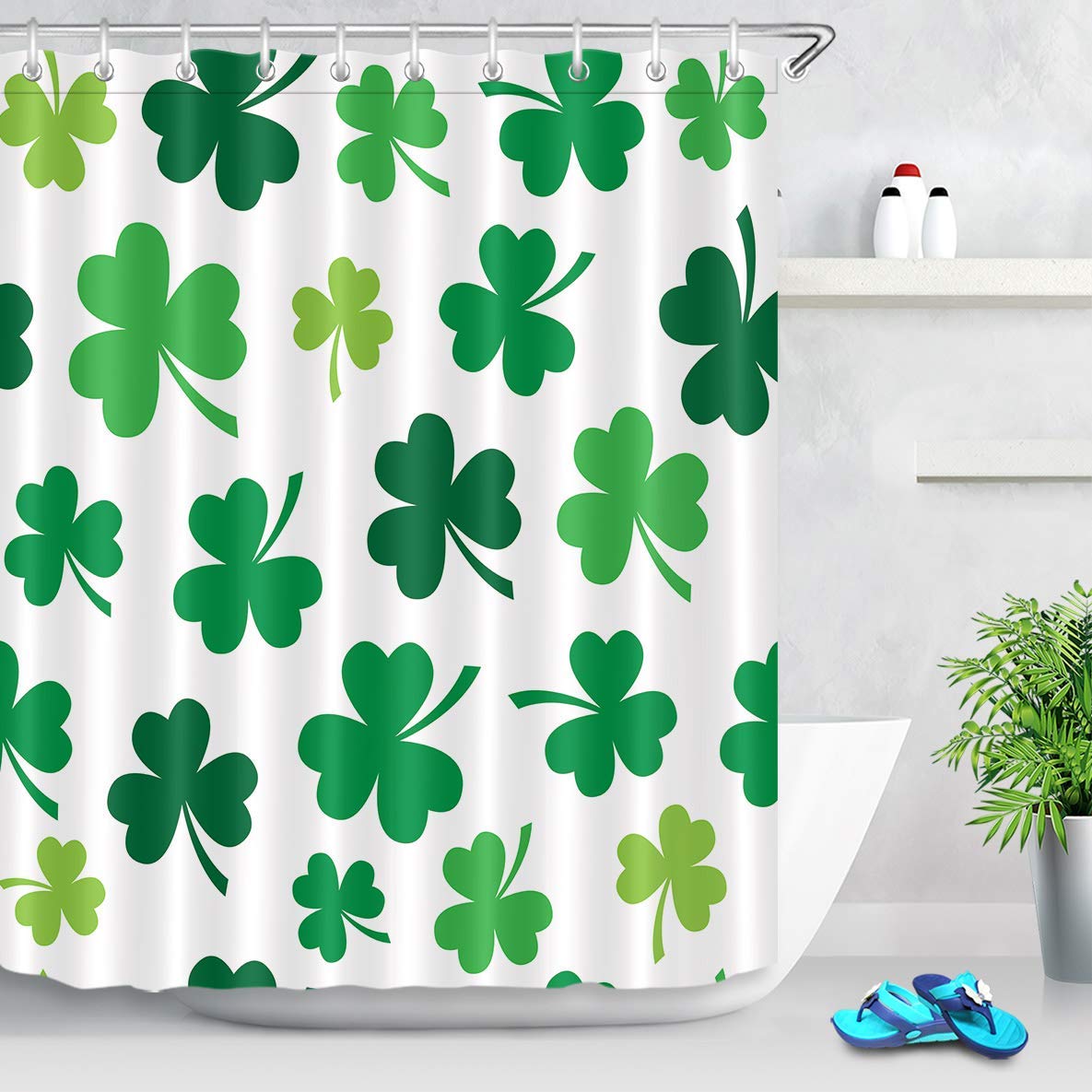 Chapeau De La Saint-patrick Sur Une Table En Bois Avec Des Trèfles Porte-bonheur | Photo Premium
