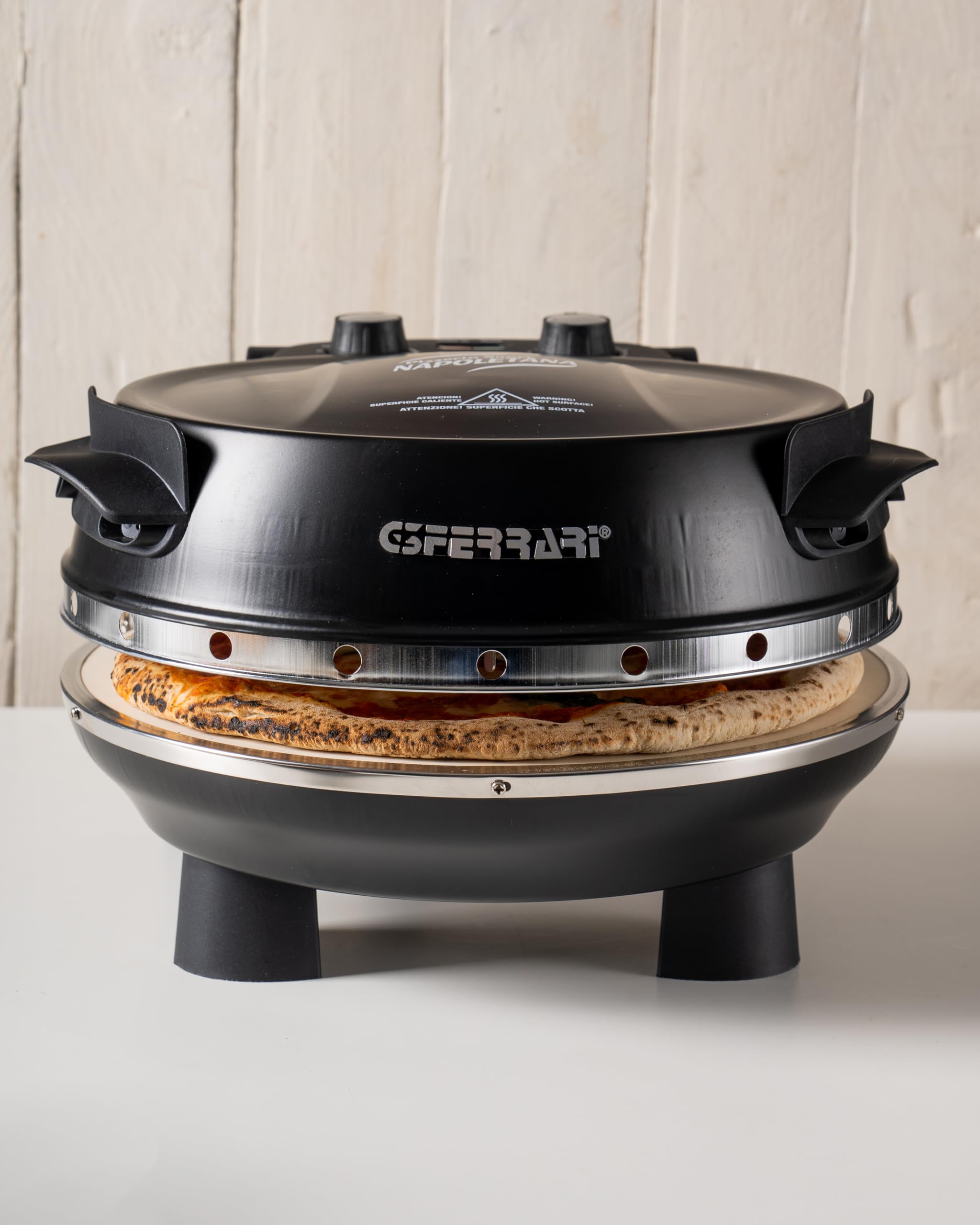 G3 Ferrari G10032 Forno Pizza Pizzeria Snack Napoletana Forno Pizza Plus Evo, Doppia Pietra Refrattaria, con Ricettario e Palette inclusi, Nero+ R10006RS Raschietto Porzionatore INOX