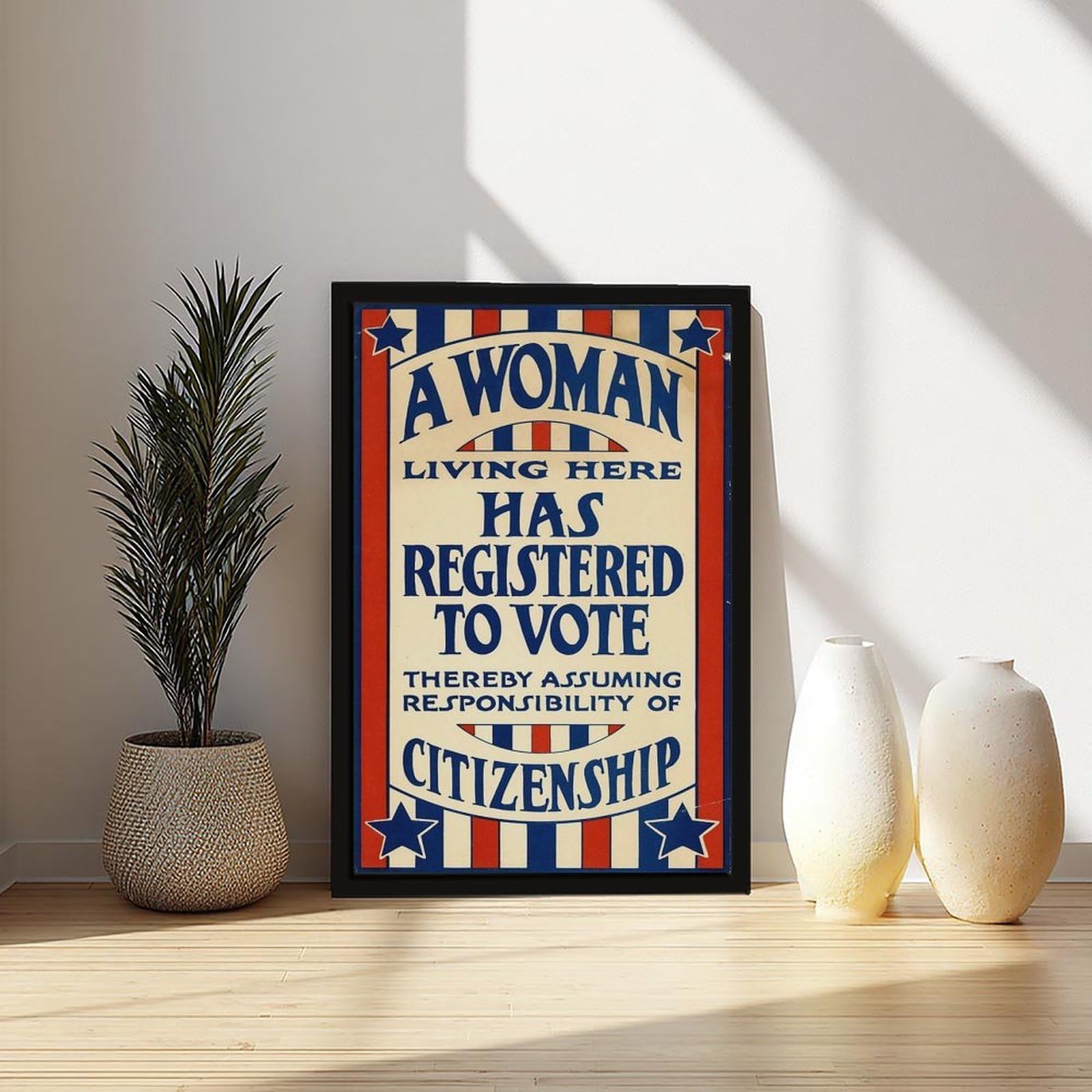 WCYB Cartel decorativo de pared con texto en inglés "A Woman Living Here Has Registered to Vote" (Una mujer viviendo aquí ha registrado para votar) - Letrero de votación de mujer con derecho a votar