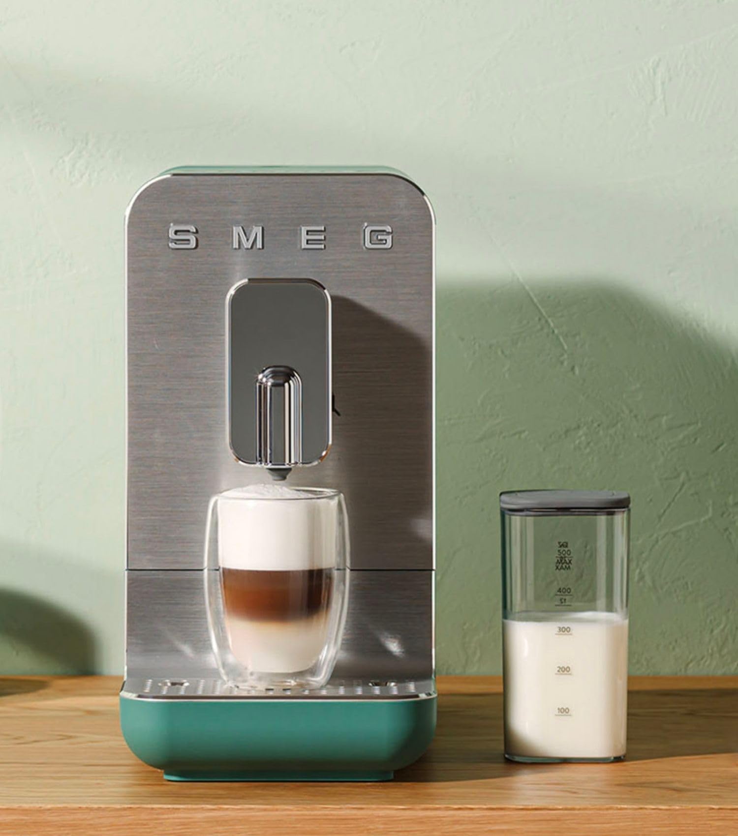 Smeg, Macchina da Caffè Espresso Automatica BCC13WHMEU, Sistema Latte, Macinacaffè Integrato, Sistema Thermoblock, 1,4 L, Cassetto Raccogligocce Rimovibile, Dimensioni Compatte, 1350W, Bianco