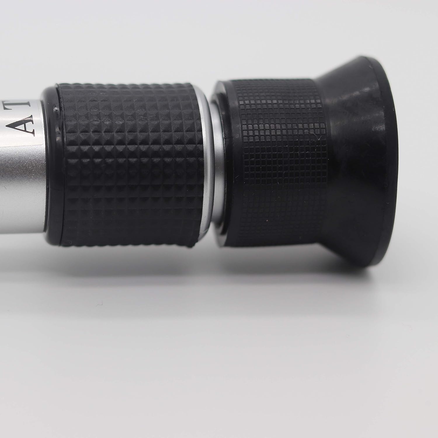 Refractometer Brix 0-90% Brix Meter Refractometer for Measuring Sugar Content in Fruit, Honey, Maple Syrup and Other Sugary Drink, with Automatic Temperature Compensation Function