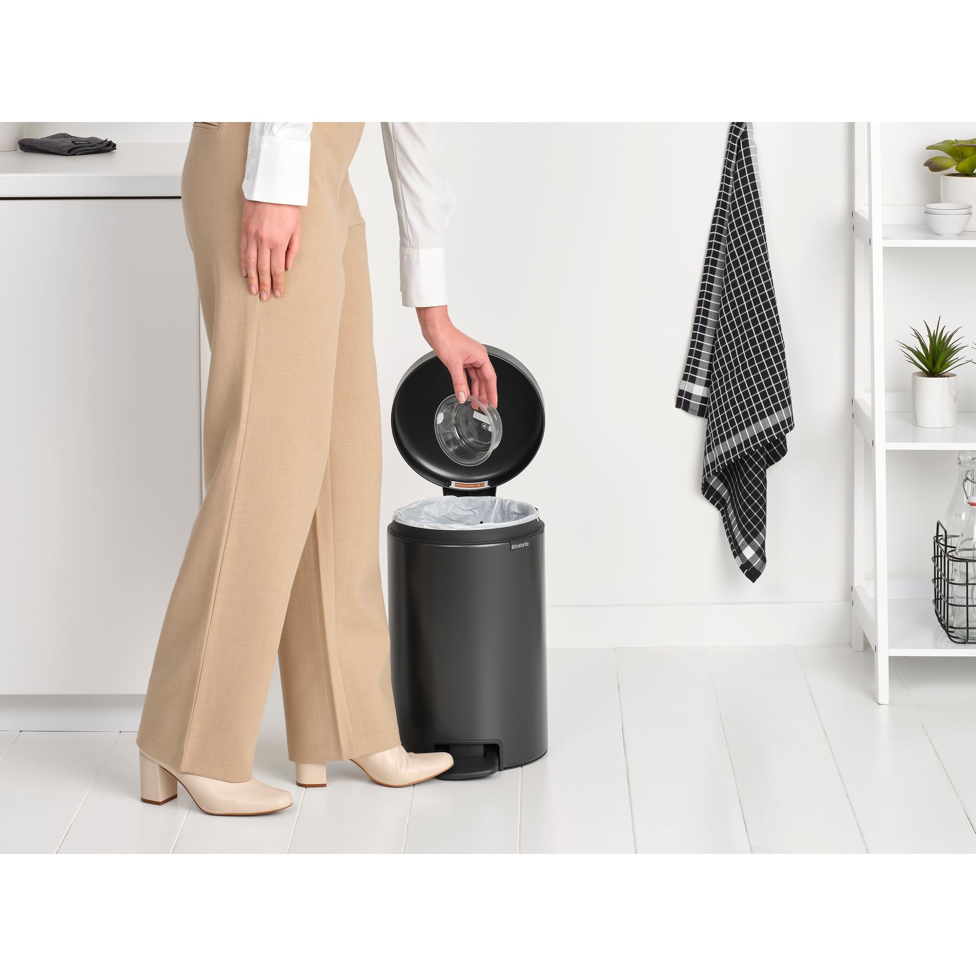 Brabantia NewIcon Treteimer 12 l | Softclose-Mülleimer mit geruchsdichtem Deckel und Kunststoff-Inneneimer | Kompakter, rutschfester Abfalleimer für Küche, Büro, Bad oder Schlafzimmer | Confident Grey