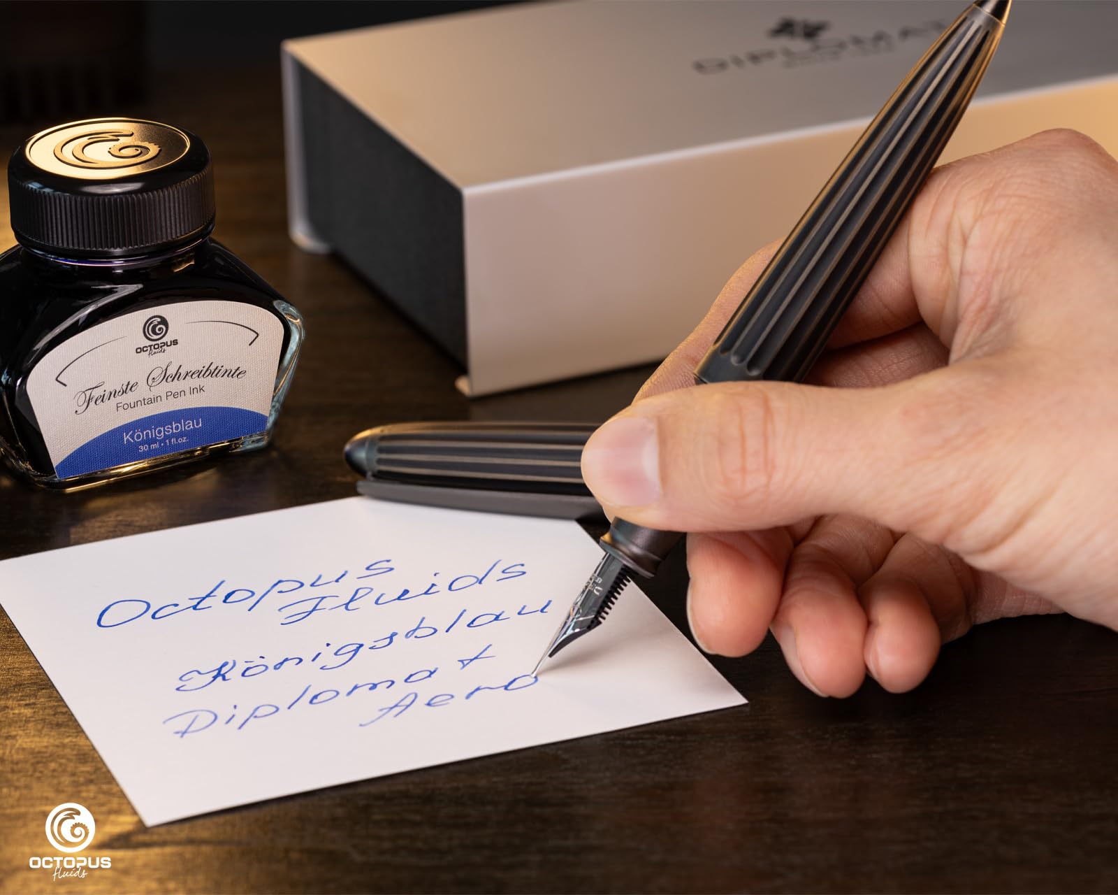 Diplomat Aero Füllhalter-Set Oxyd Messing, Octopus Tinte und Konverter | Metallfüllhalter mit Edelstahlfeder M, 30 ml Octopus Tinte Königsblau und Tintenkonverter
