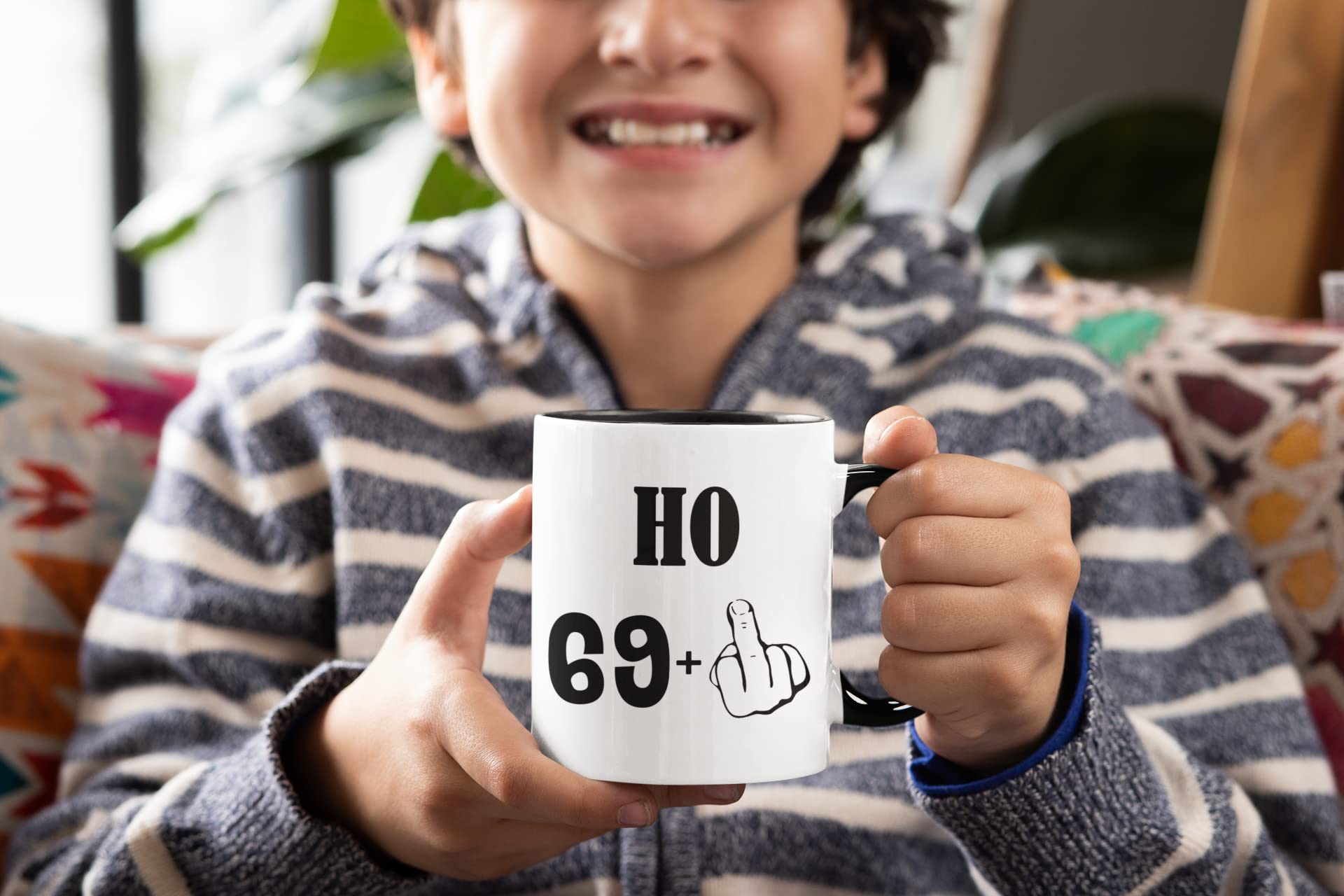 Tazza 70° Compleanno Divertente - 'I Am 69 Plus Middle Finger' - Nato Nel 1953, Ceramica 325 Ml, Regalo Uomo/Donna