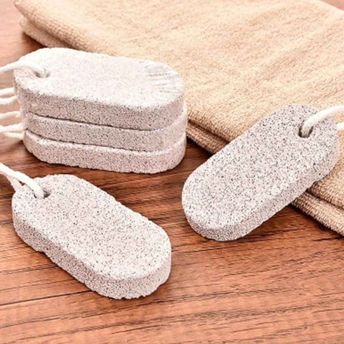 LIFKOME Lot de 20 Pierres Volcaniques Pieds, Pierre Exfoliante Naturelle, Accessoires de Pédicure Solide pour Soin des Pieds, Élimination des Callosités et Peau Morte, pour Usage