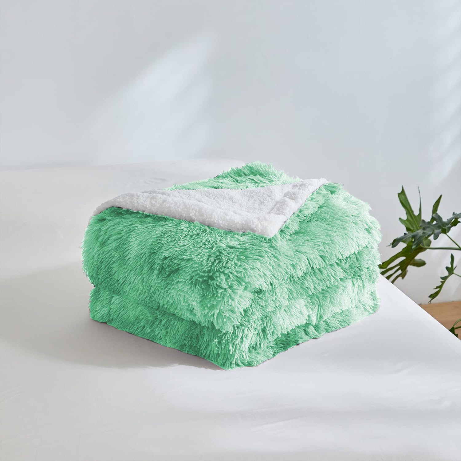 Wajade Fluffy Fuzzy Throw Blanket Super Soft Warm Large Blanket for Bed Couch Car Sherpa Faux Fur Blanket,Green White 160x200CM - Image 4