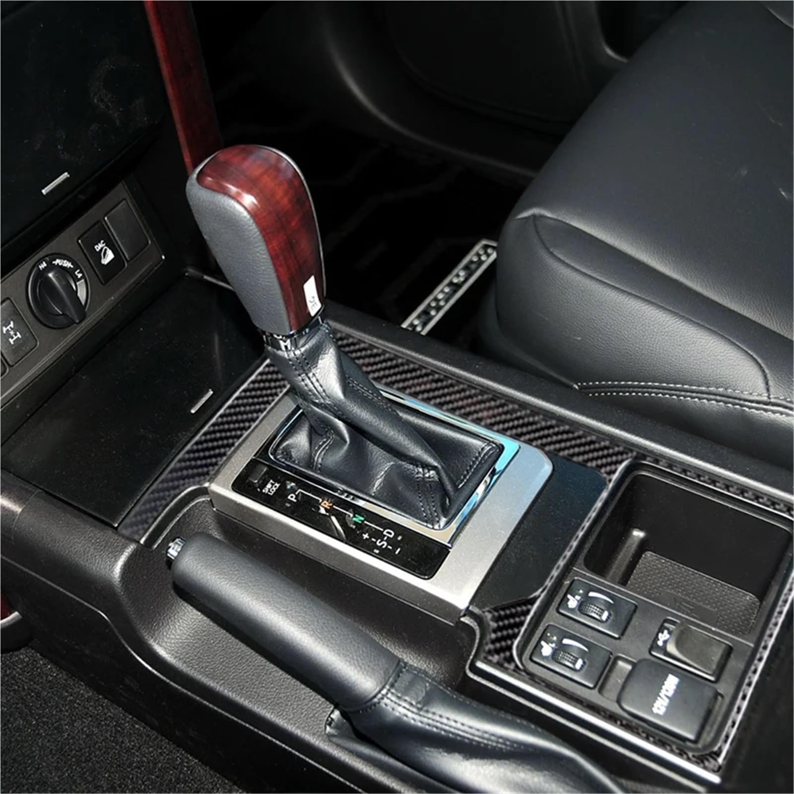Folia na panel‌ Okleina skrzynia biegów‌ Pasuje do Land Cruiser Prado 2010-2018 Konsola środkowa Panel zmiany biegów Naklejka dekoracyjna Wykończenie wnętrza samochodu Akcesoria(Carbon Fiber)