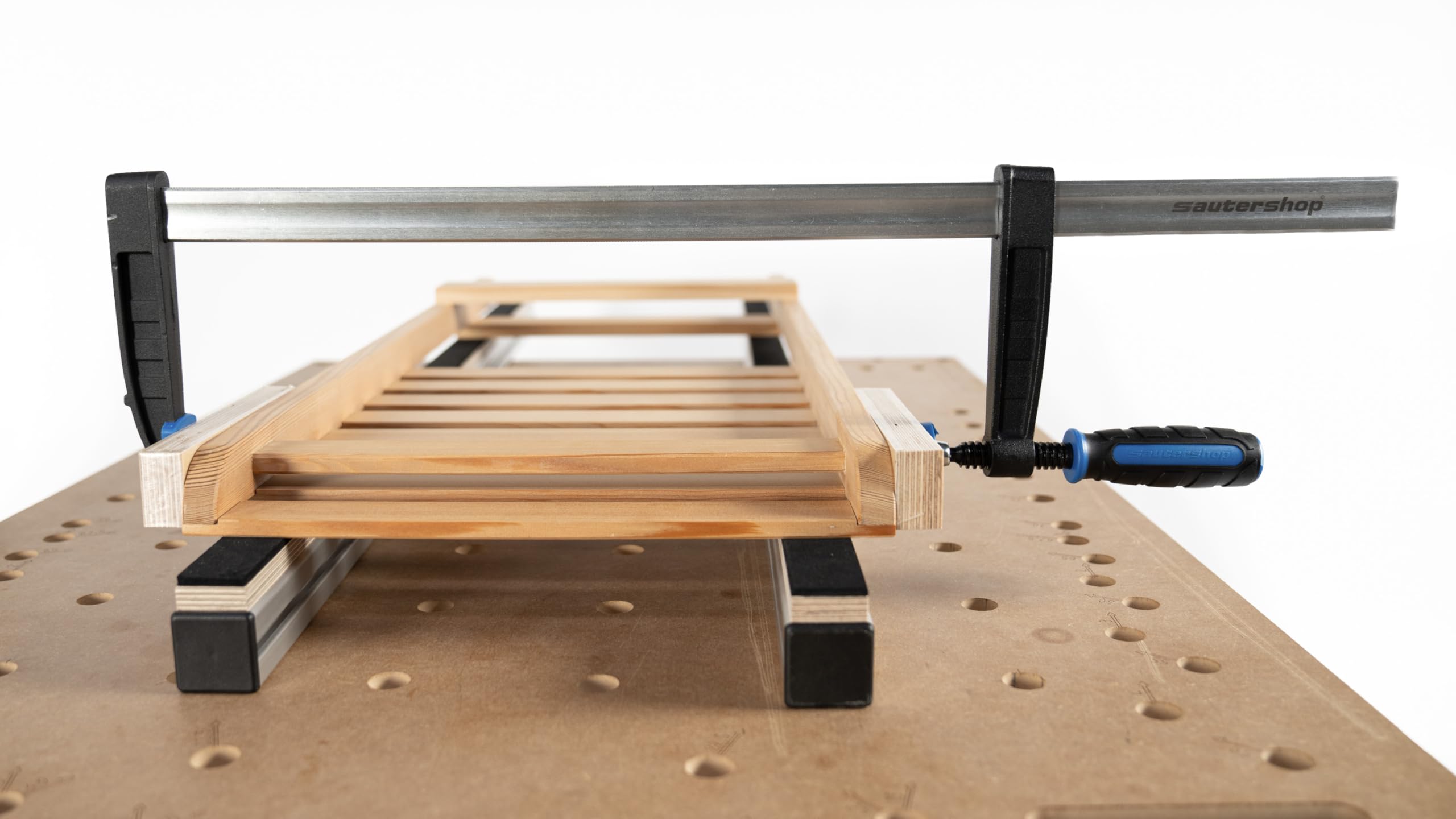 sauter Tempergusszwinge 600 mm | Spannweite 600 mm | Ausladung 120 mm | Spannkraft bis 4600 N | Ergonomischer Drehgriff | Mit Schutzkappen | Ideal für Verleimungen & Montage