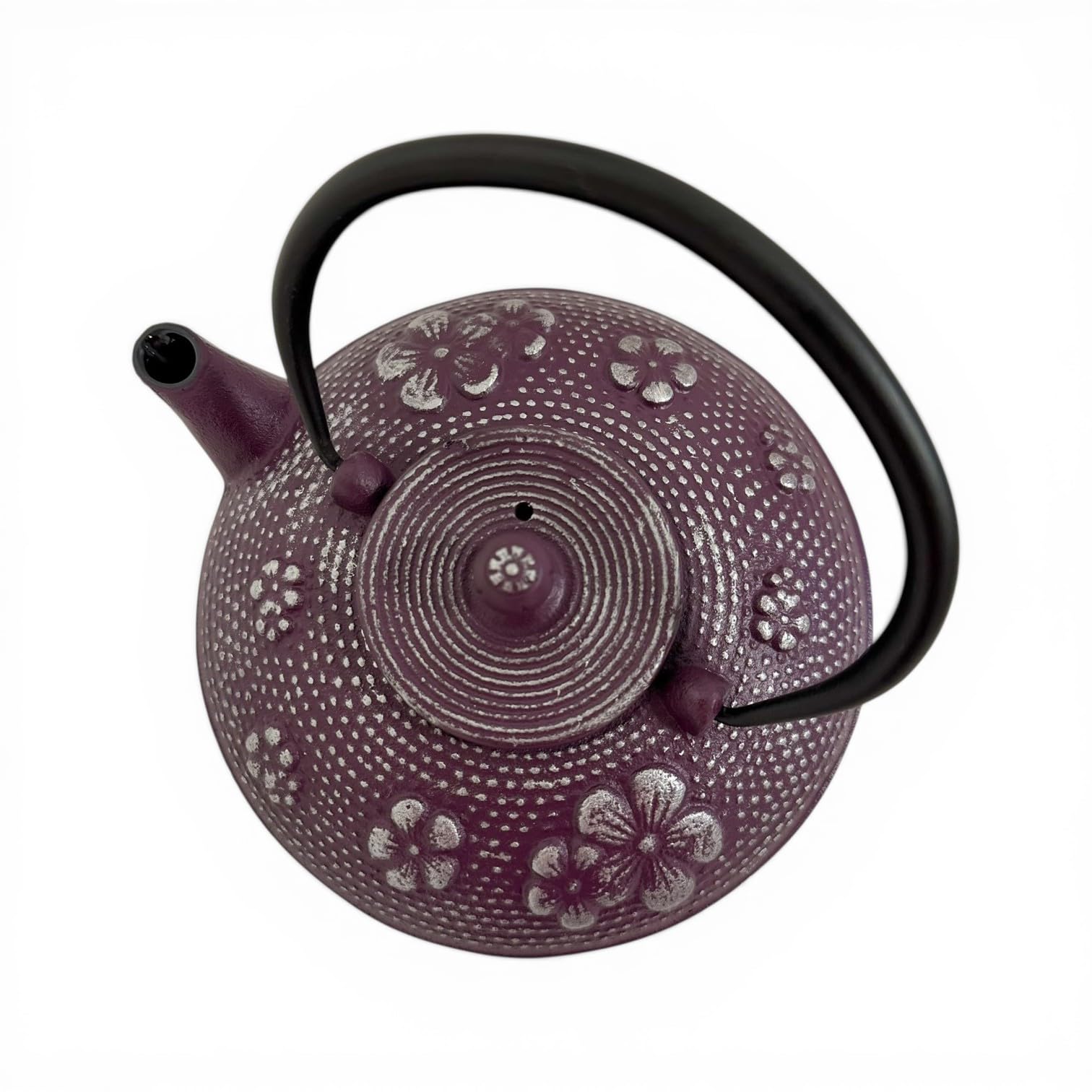 SO SKIN IDASY – Théière en fonte japonaise 900 ml, prune profonde patinée aux reflets argentés, motif pétales relief, filtre inox amovible, intérieur émaillé, design élégant, idée cadeau maison