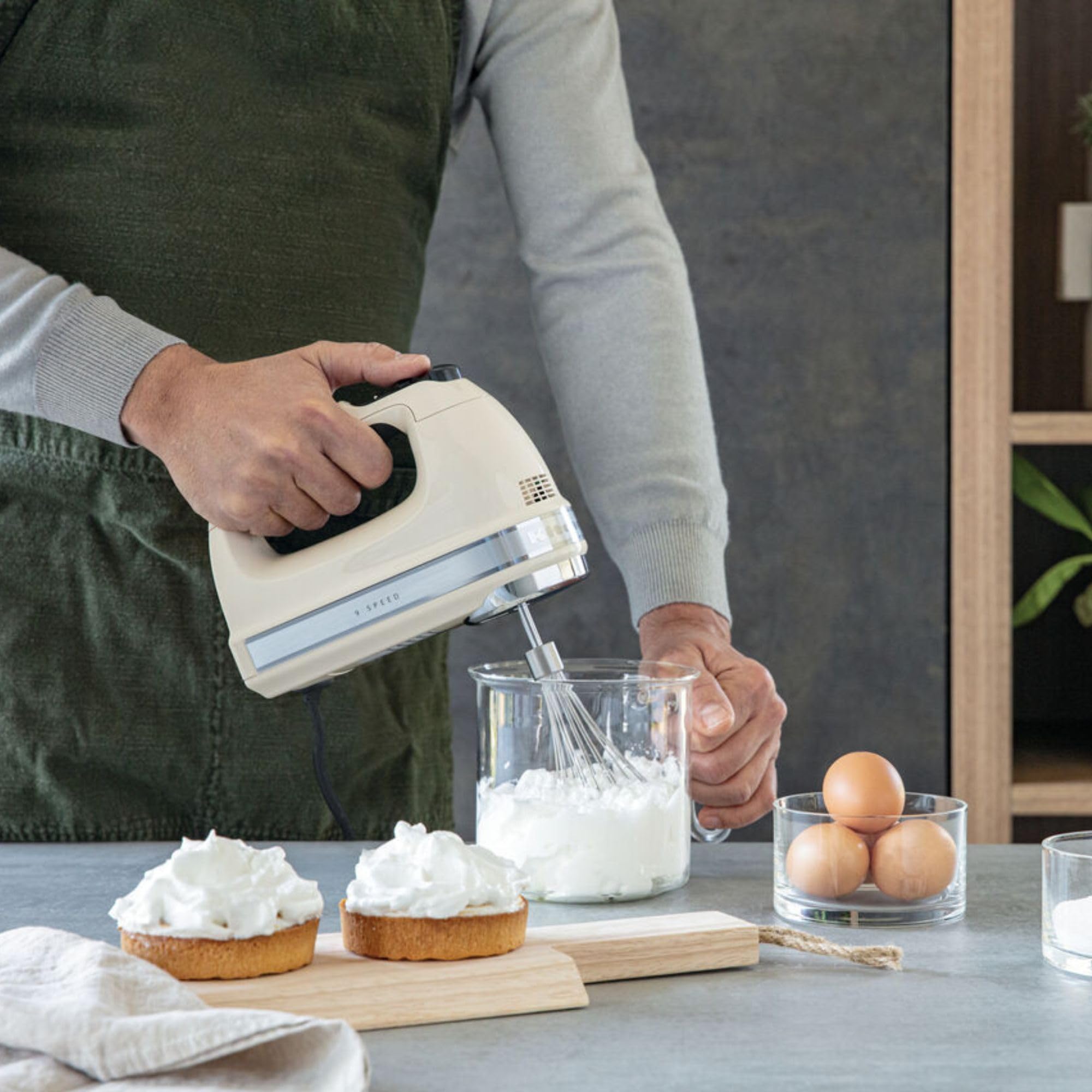 KitchenAid Batteur électrique 9 vitesses - Soft Start et écran LED - Mixeur cuisine avec fouets, fouet ballon, crochets pétrisseurs et pied mixeur - Moteur silencieux - 85 W - Cème