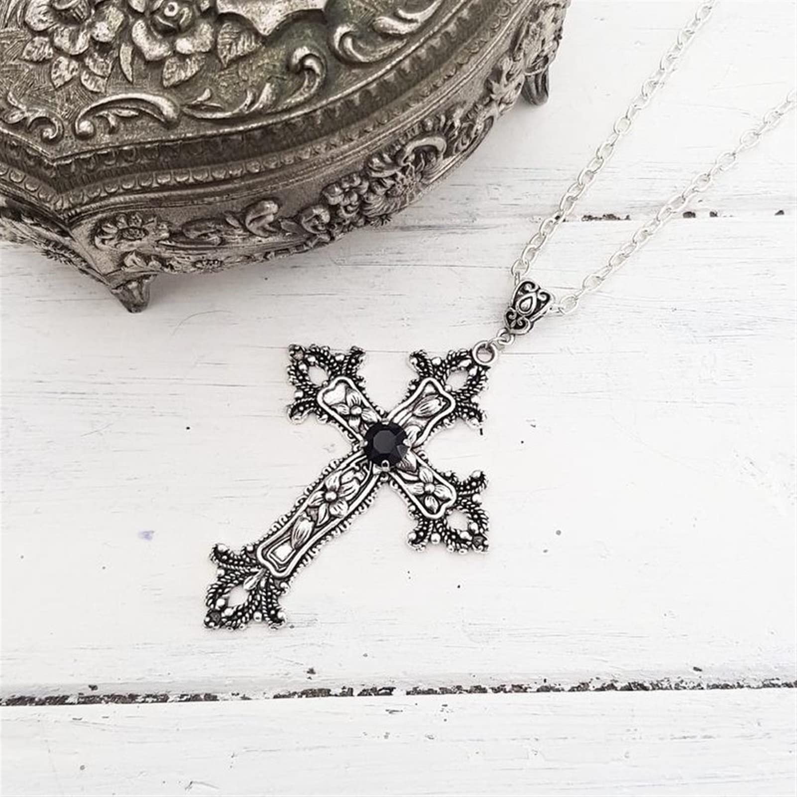Collier croix punk argenté grand pendentif rouge 45 cm ne ternit pas bijou femme