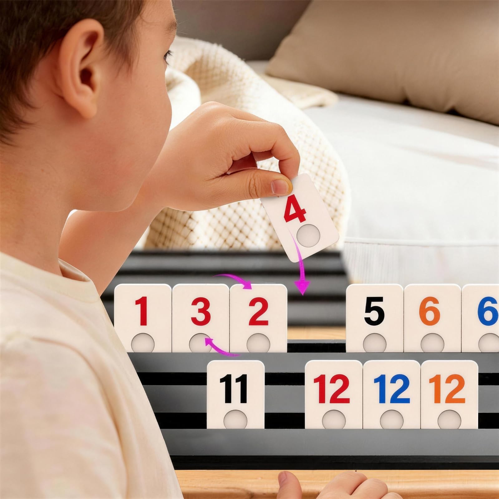 Juego De Mini Rummy Clásico con 104 Tarjetas y 4 Tarjeteros, Conveniente Juegos de Mesa Rummy para 2-4 Personas, es la Opción Ideal para Fiestas Familiares (Grandes)