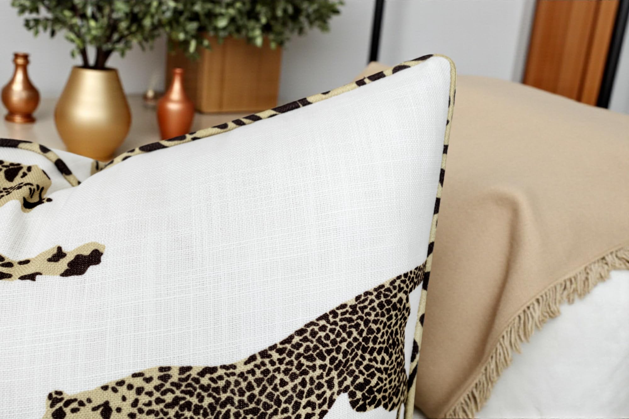 Federa per cuscino con stampa leopardata che salta 20 x 20 - stampa animale bianco marrone chiaro - Grandmillennial Preppy Safari Decor per divano letto soggiorno - leopardo che corre