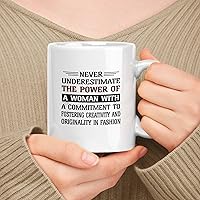 Vista 150 de Taza de cerámica blanca de 11 oz de regalo para mujer, nunca subestimes el poder de la mujer con un regalo para liderazgo y tutoría en atención