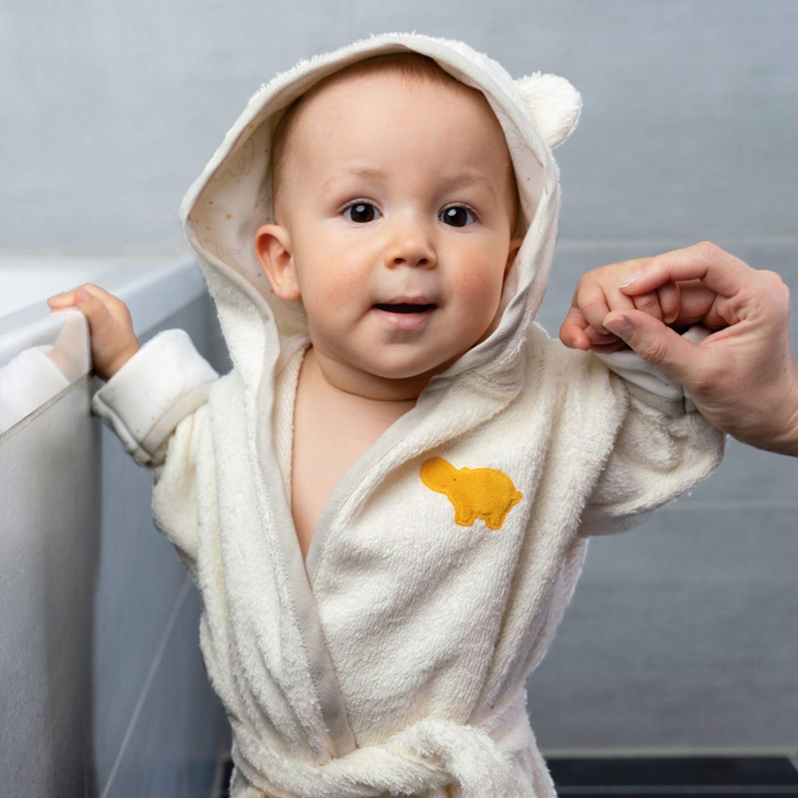 Fehn Bademantel Baby fehnNATUR - Kuscheliger Frottee-Bademantel mit Bio-Baumwolle für fröhliche Abtrocknung und behagliches Wohlgefühl - Mit Kapuze, ideal für Babys & Kleinkinder ab 6 Monaten