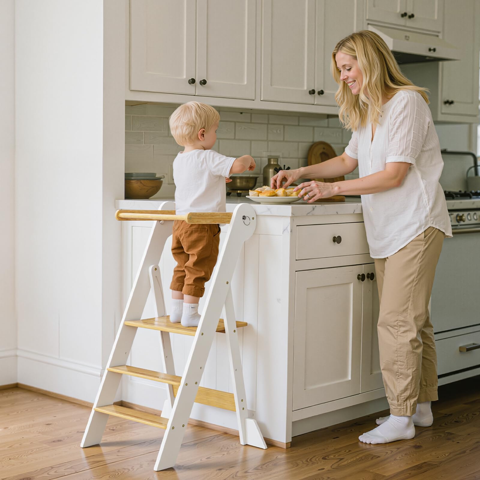 COSYLAND Torre Montessoriana Pieghevole per Bambini – Torre Montessoriana Bambini Regolabile in Altezza, Premontata al 95%, Design Salvaspazio, Ideale per Cucina o Bagno (Bianco e Naturale)