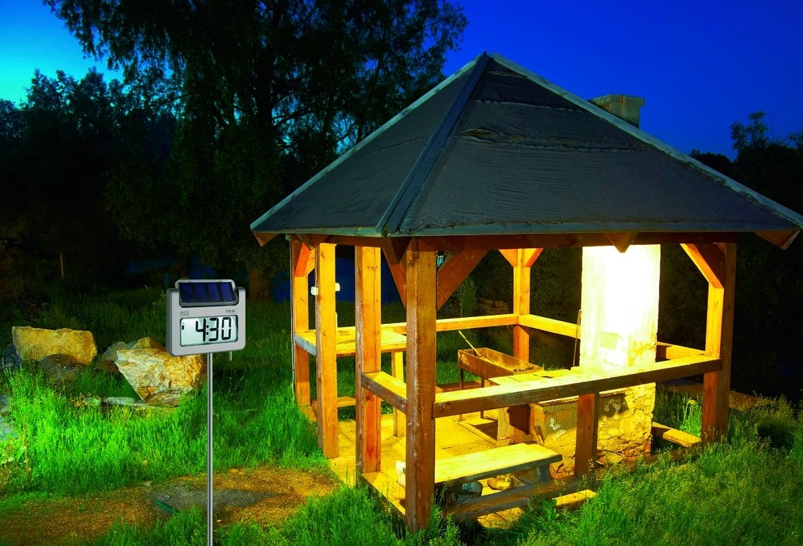 TFA Dostmann Avenue digitales Solar-Gartenthermometer, 30.2026, mit Lichtsensor, Zeitangabe, Höchst-und Tiefstwerte, Höhe 1,145 m, silber