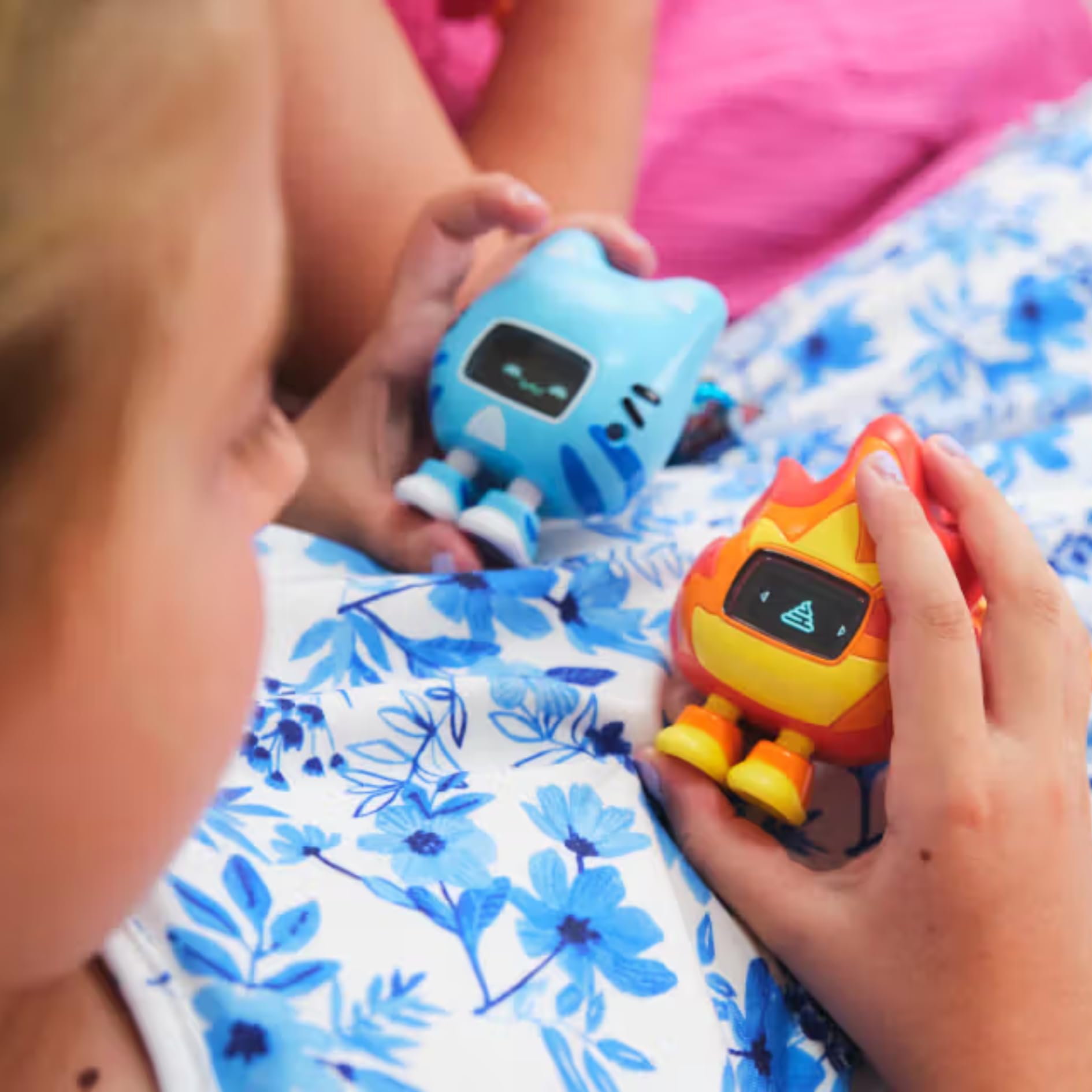 Giochi Preziosi - Beep Boop Tochi, Personaggio Interattivo Da Accudire, Animale virtuale Fuoco Con Moschettone, 4 Mini Giochi e 70 Suoni, Gioco per Bambini dai 5 anni