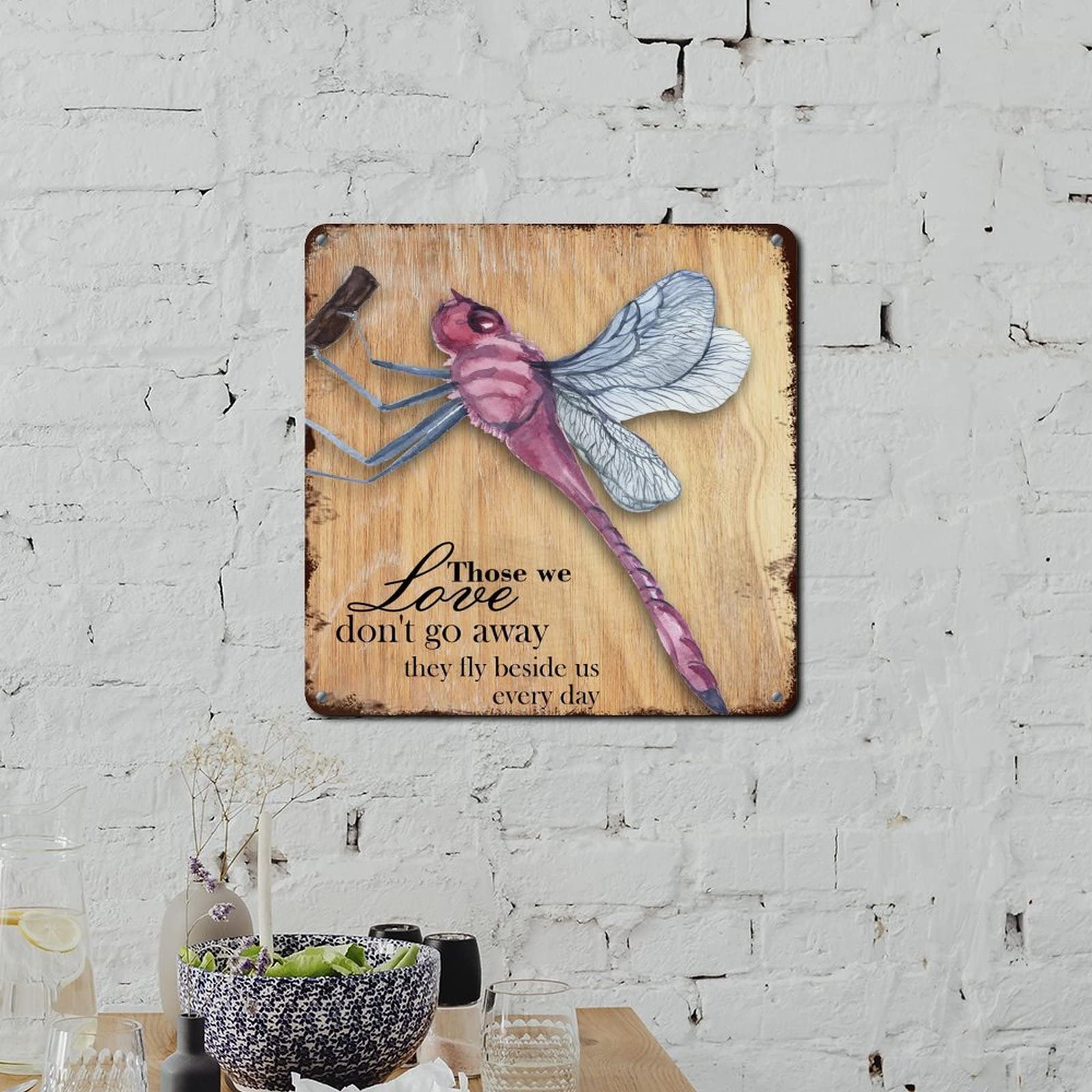 Targa in legno con scritta Dragonfly Those We Love Don't Go Away They Fly Beside Us, scritta motivazionale, scritta in lingua inglese, 30,5 x 30,5 cm, idea regalo per la casa