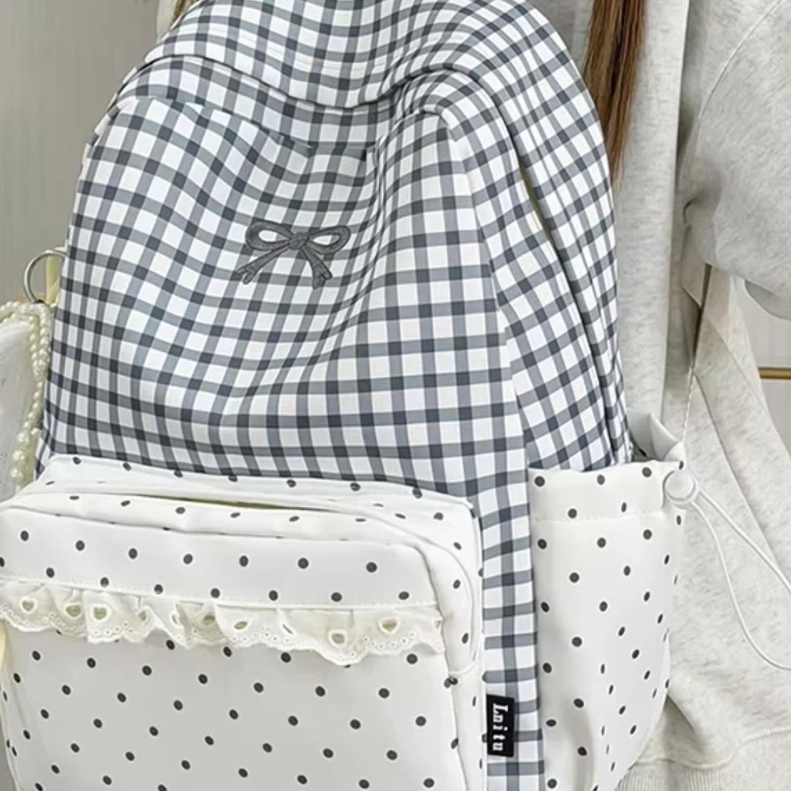 Zaino Gingham Pois Fiocco Ricamato Scolastico | Capiente e leggero, perfetto per scuola e gite, con dettaglio a fiocco e trama elegante.